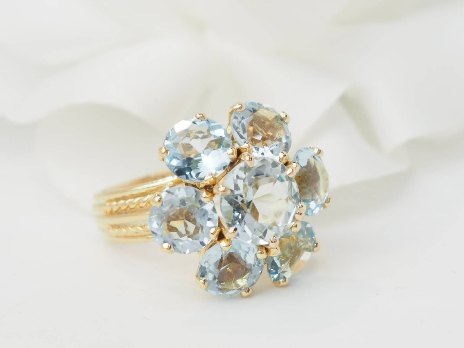 Bague fleur en or jaune et aigue-marine