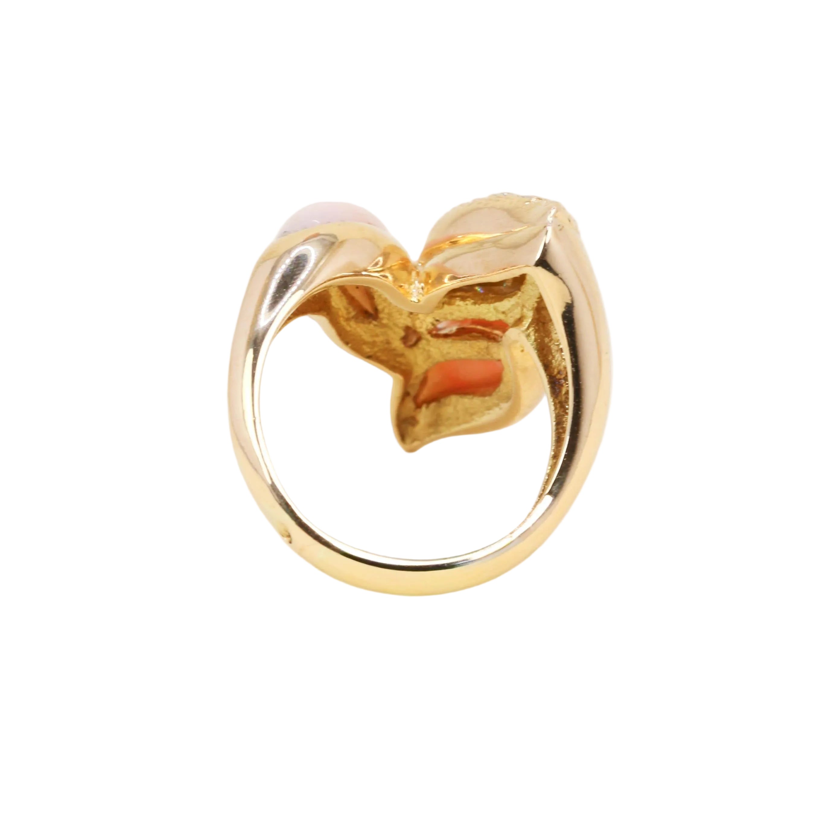 Bague Cocktail en or jaune, corail et diamants