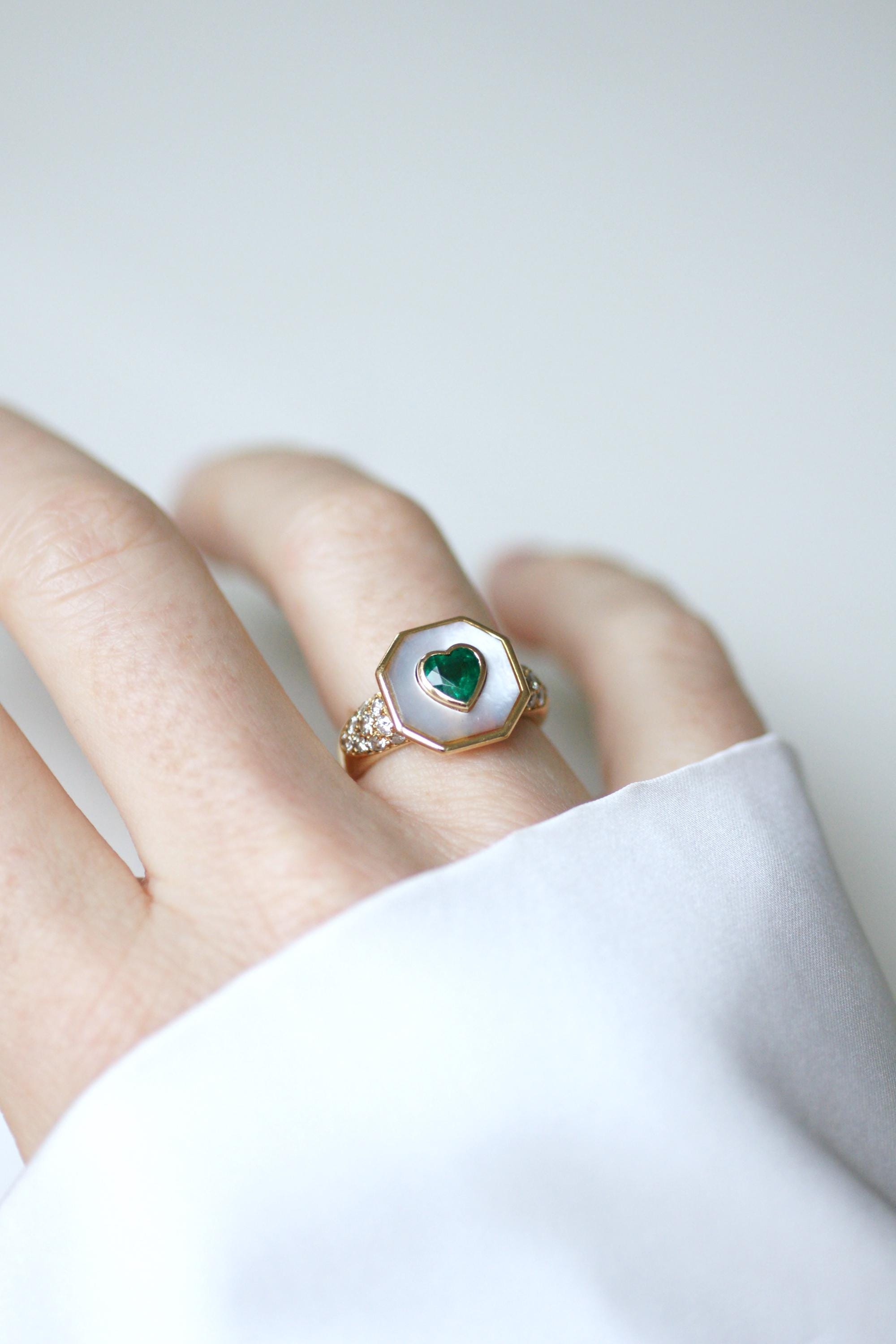 Bague coeur en or jaune et émeraude