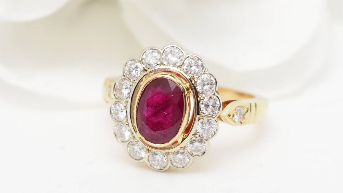 Bague entourage en or jaune, rubis et diamants