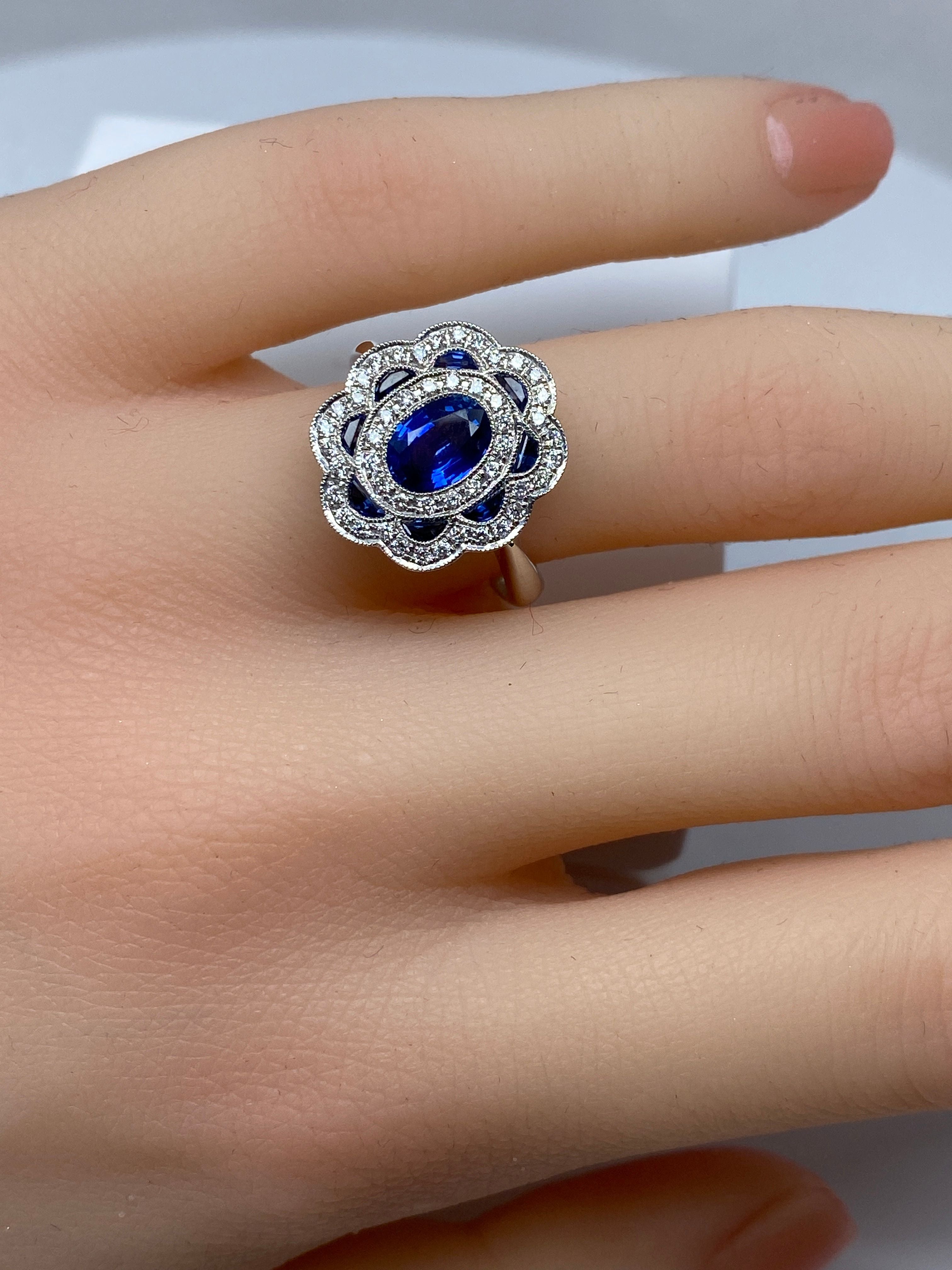 Bague marguerite en or 18 carats en saphirs et diamants