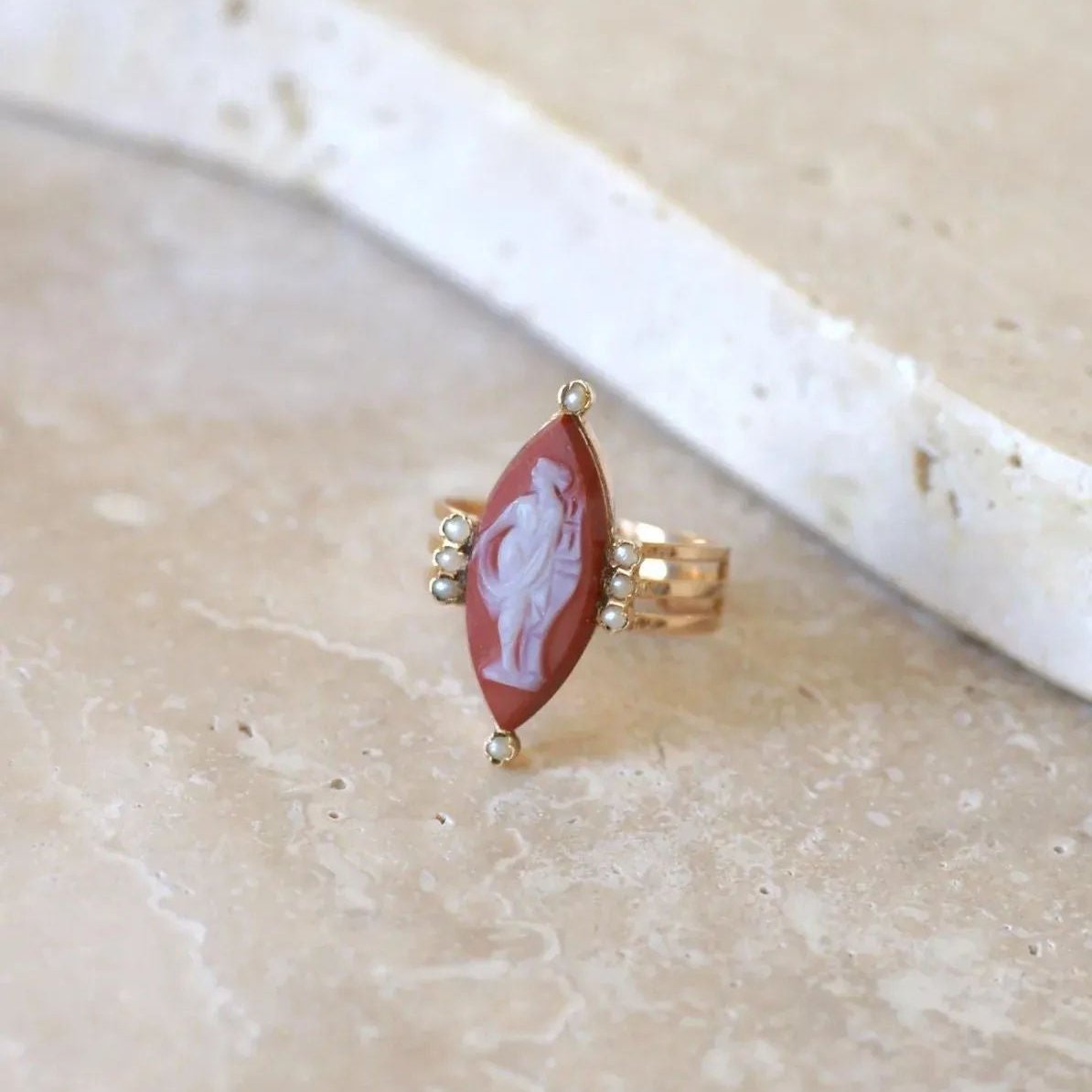 Bague Marquise en or rose, perles et agate