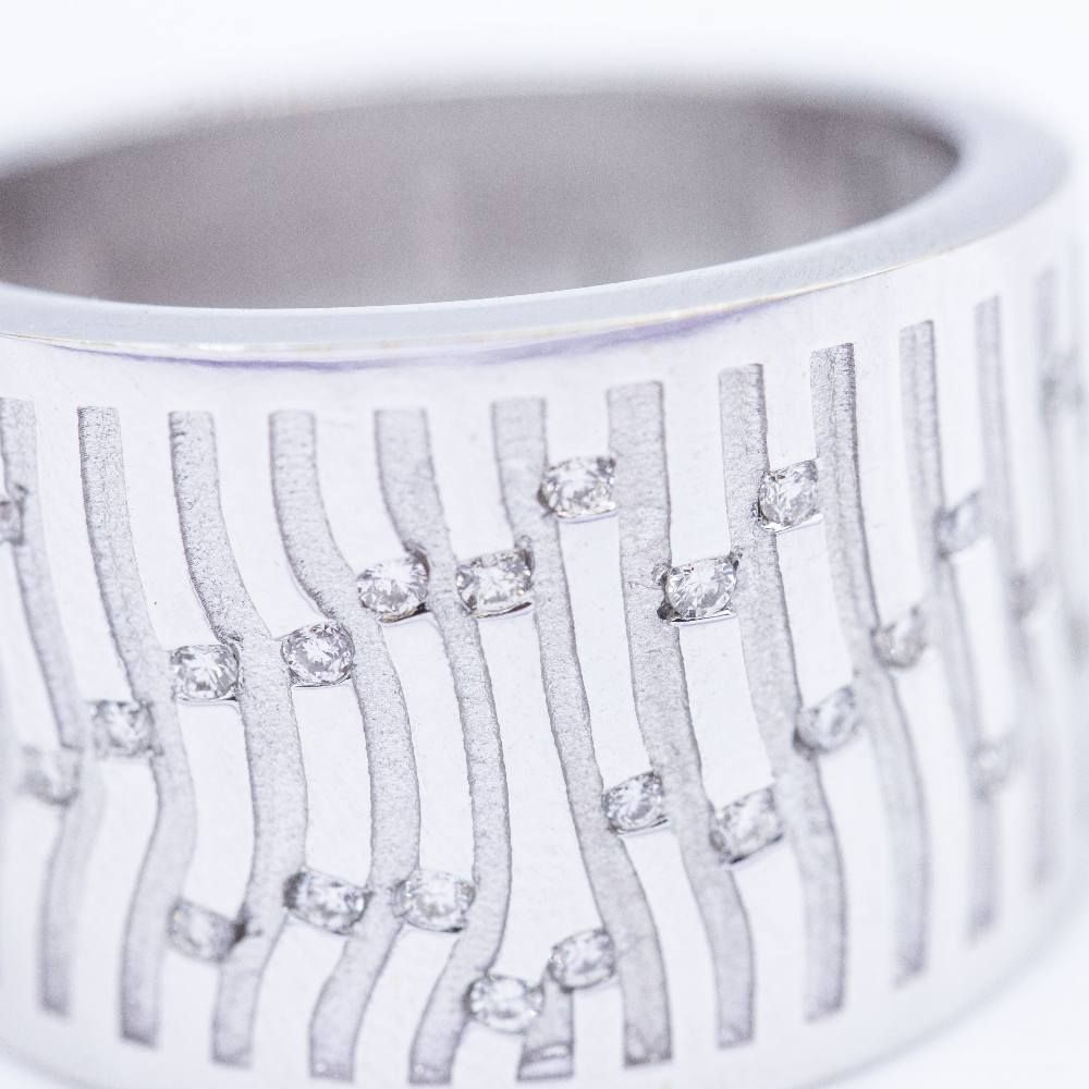 Bague BAMBU en or blanc et diamants d'occasion
