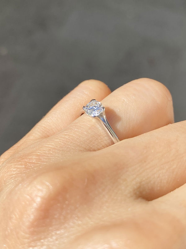 Bague solitaire en or blanc 18K et diamant