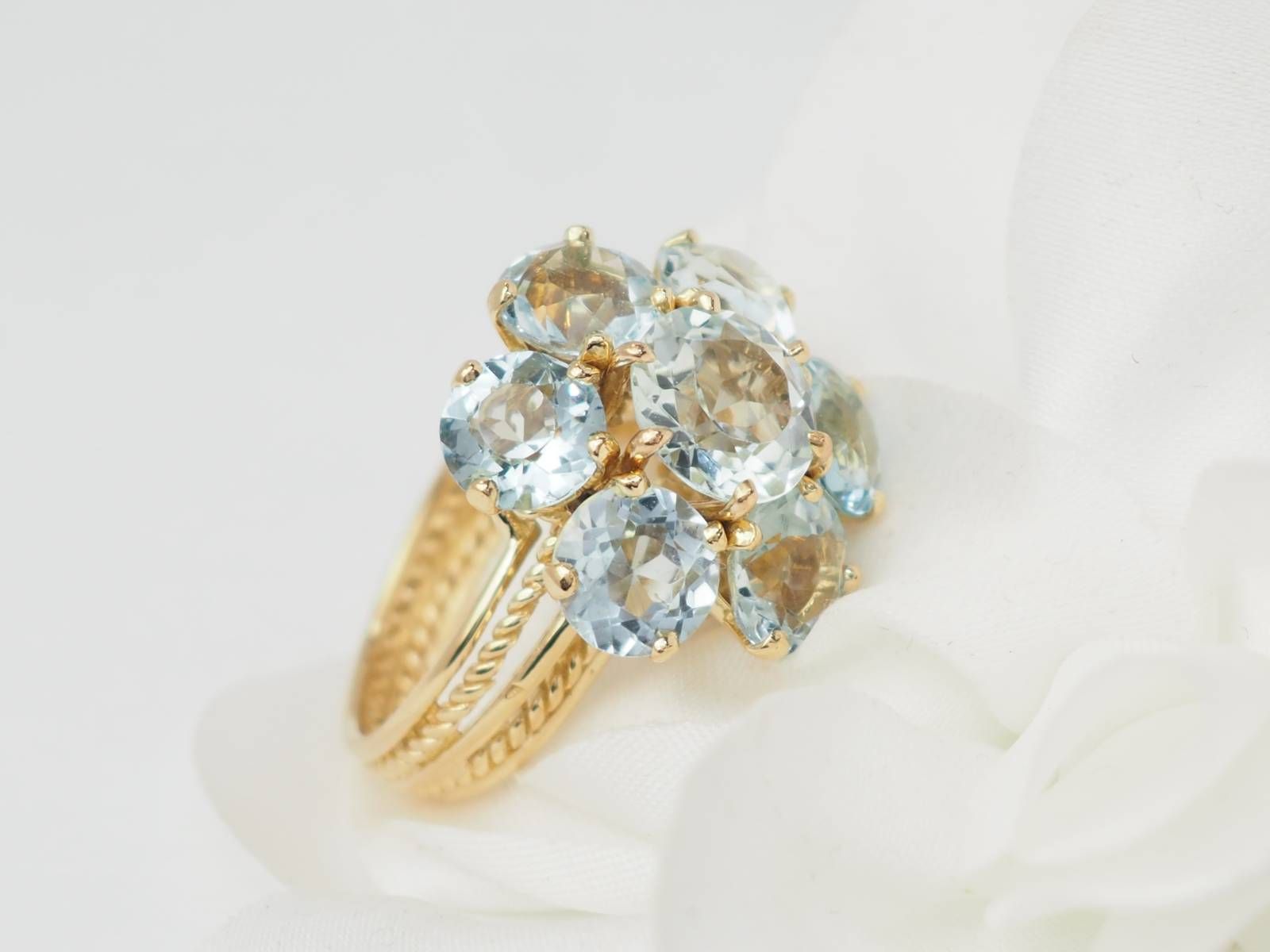 Bague fleur en or jaune et aigue-marine