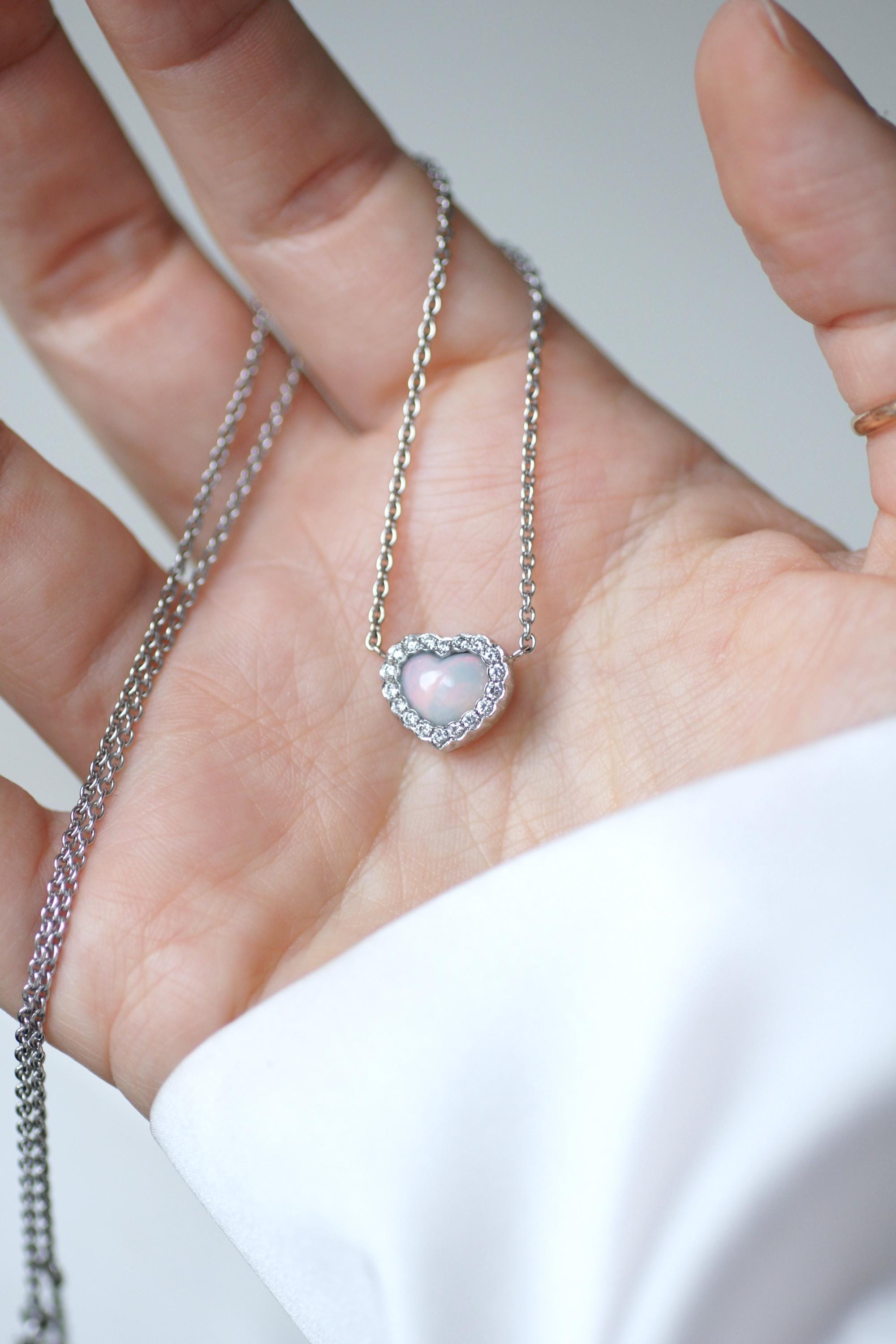 Collier Dior Happy Birth Coeur Opale et Diamants sur Or Blanc