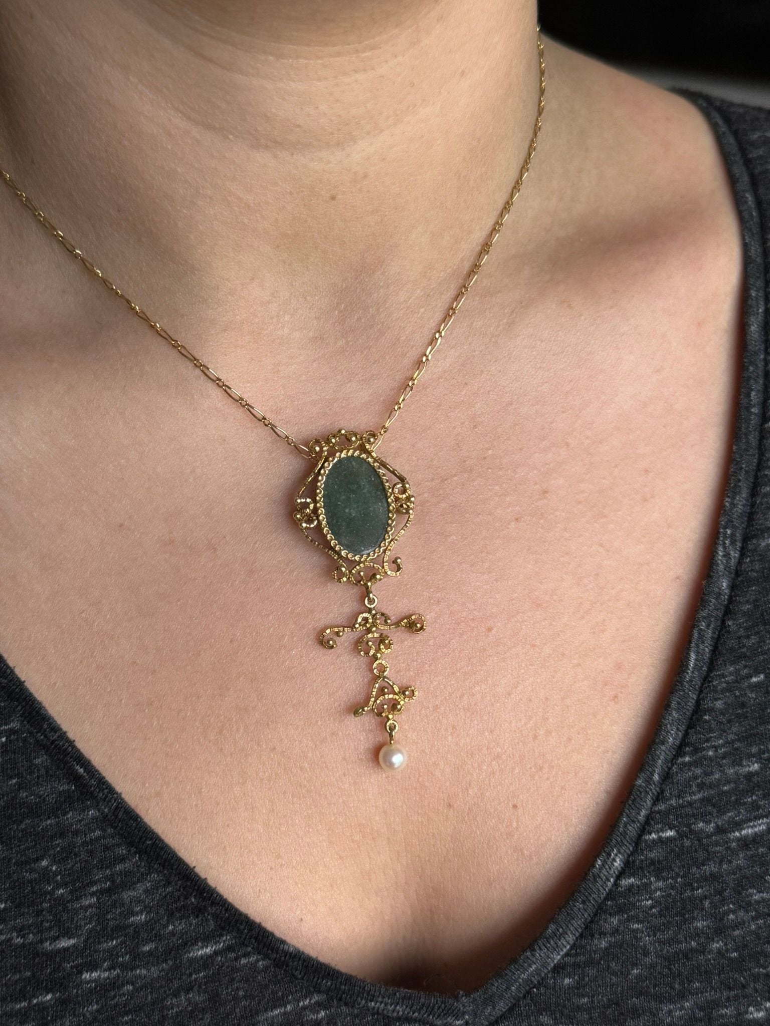 Brooch Pearl and jade pendant yellow gold