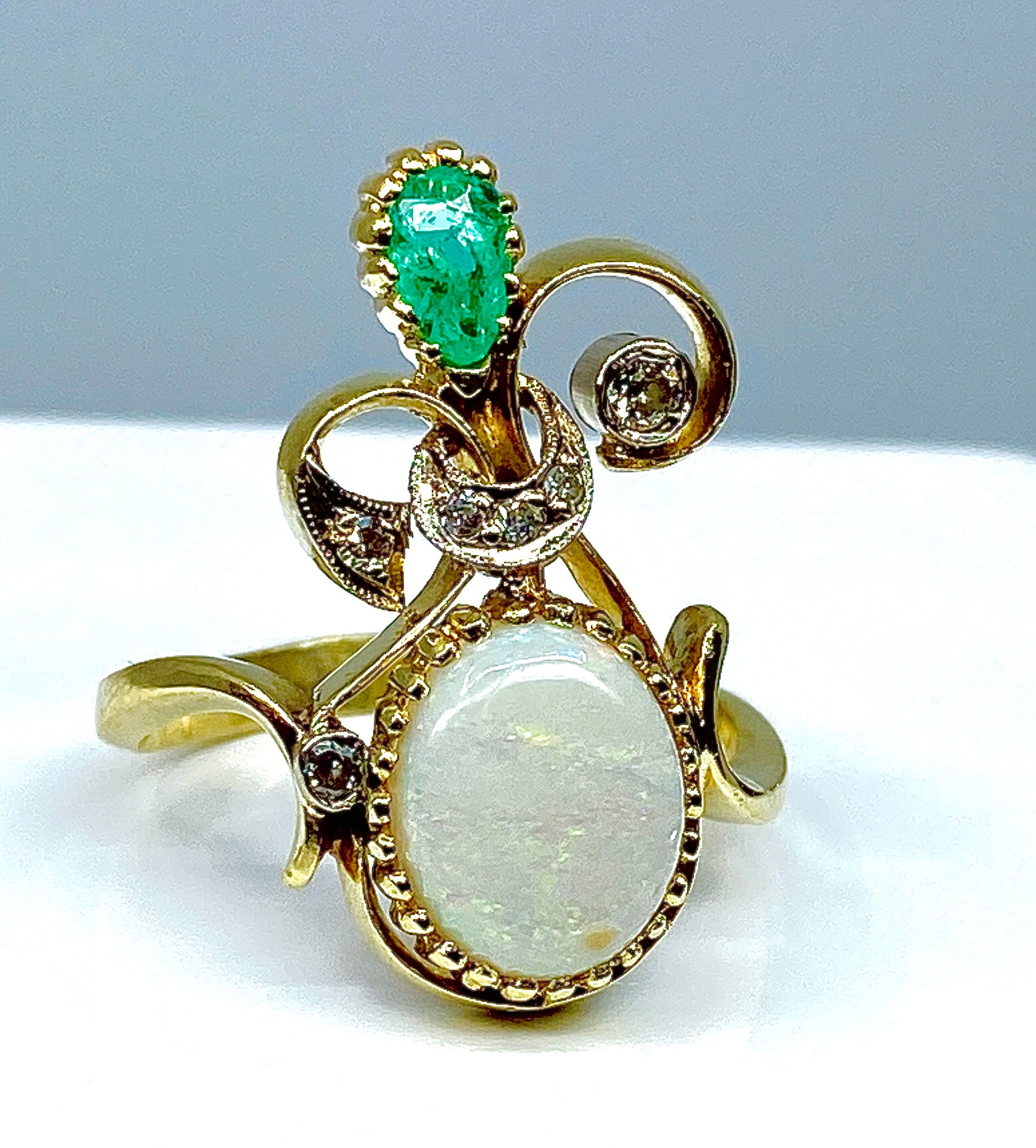 Bague en or jaune et or blanc 18 carats en opale, émeraude et diamants
