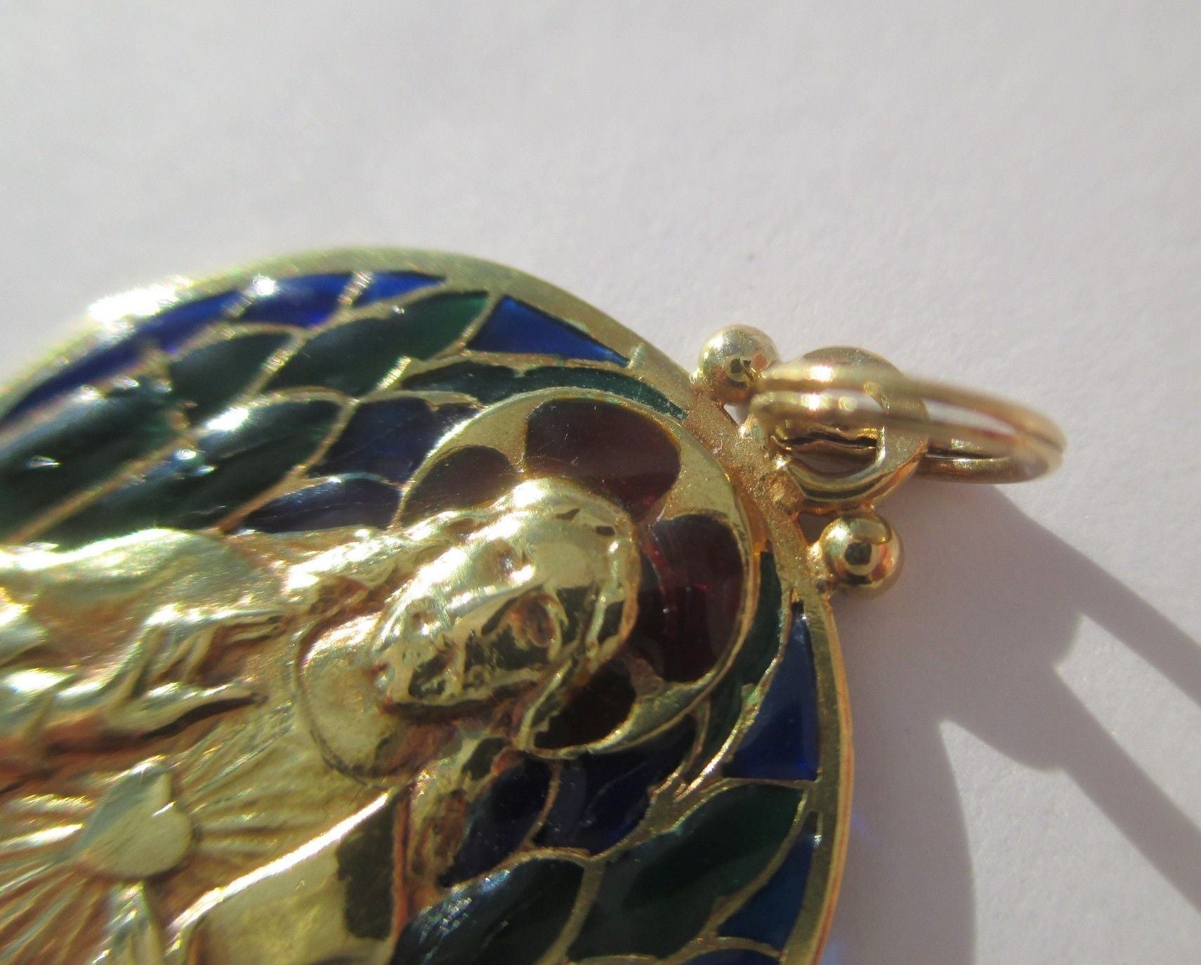 Pendentif BECKER Jésus Christ en or jaune et émail