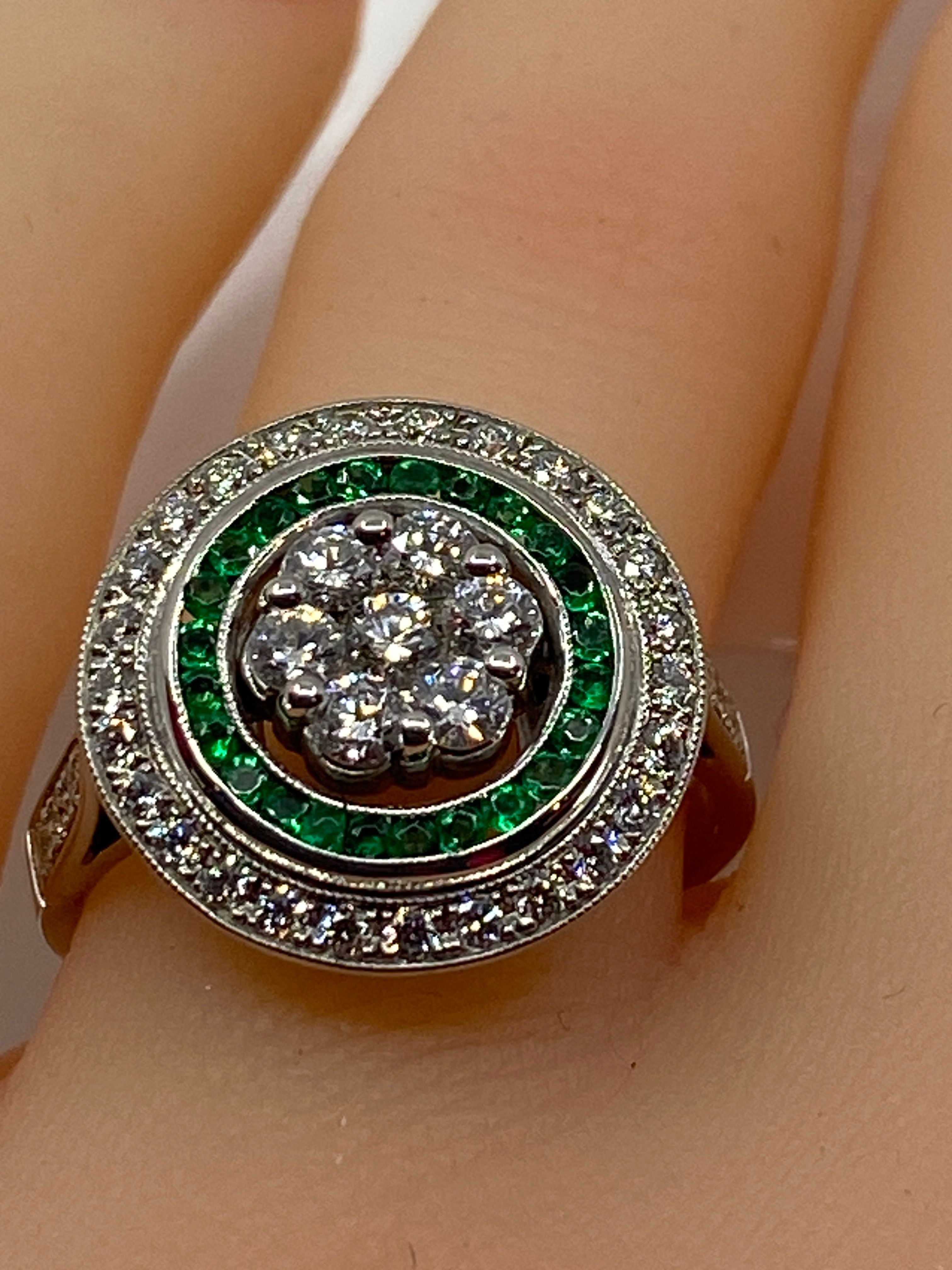 Bague ronde en or 18 carats en émeraudes et diamants de style ART DECO