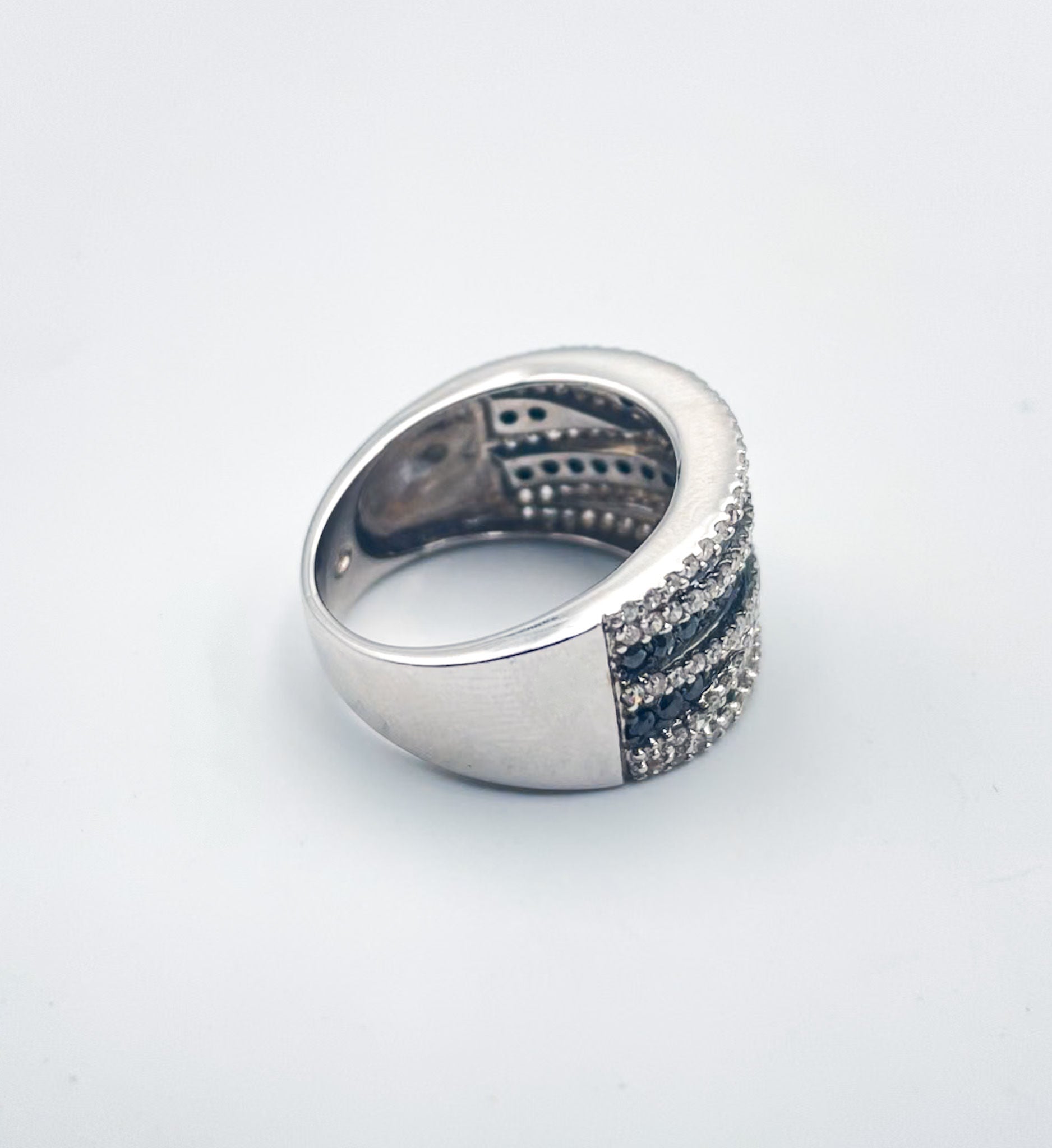 Bague bandeau diamants blancs et noirs