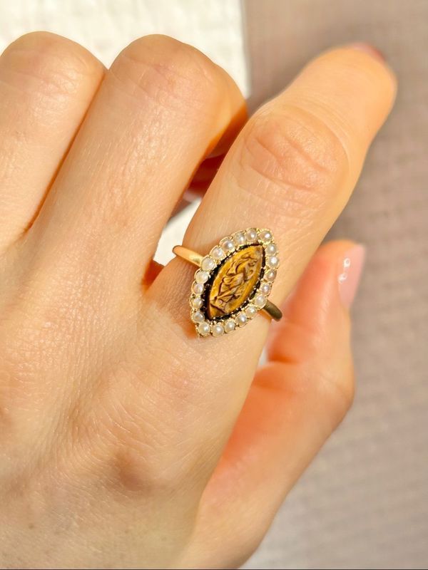 Bague ancienne en or jaune 18k œil de tigre et perles