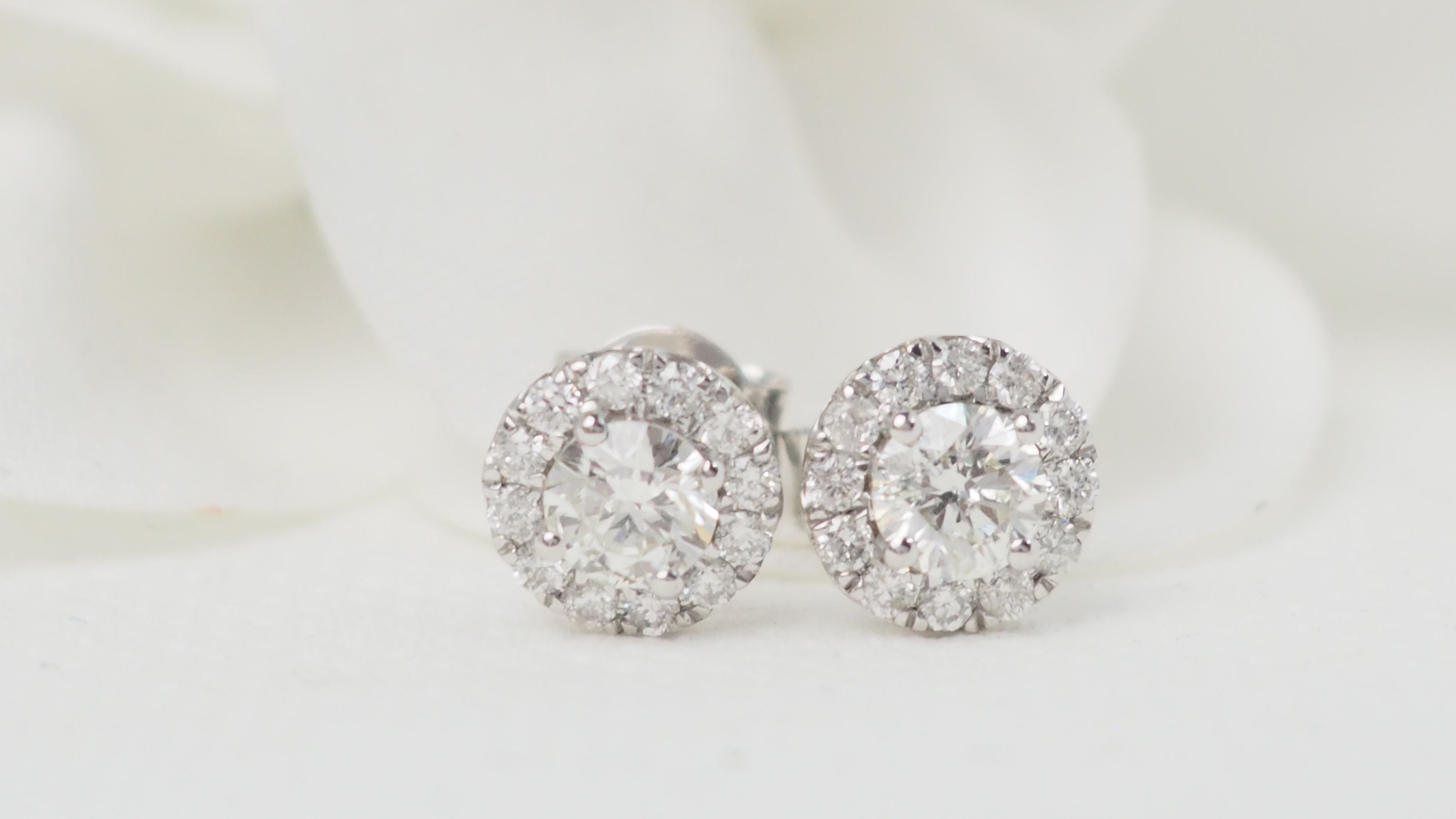 Boucles d'oreilles marguerite en or blanc et diamants