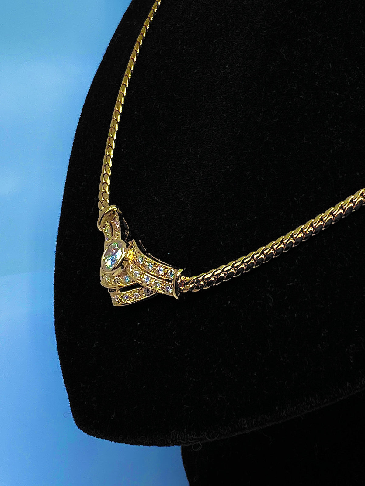 Collier en or jaune 18 carats et motif en diamants