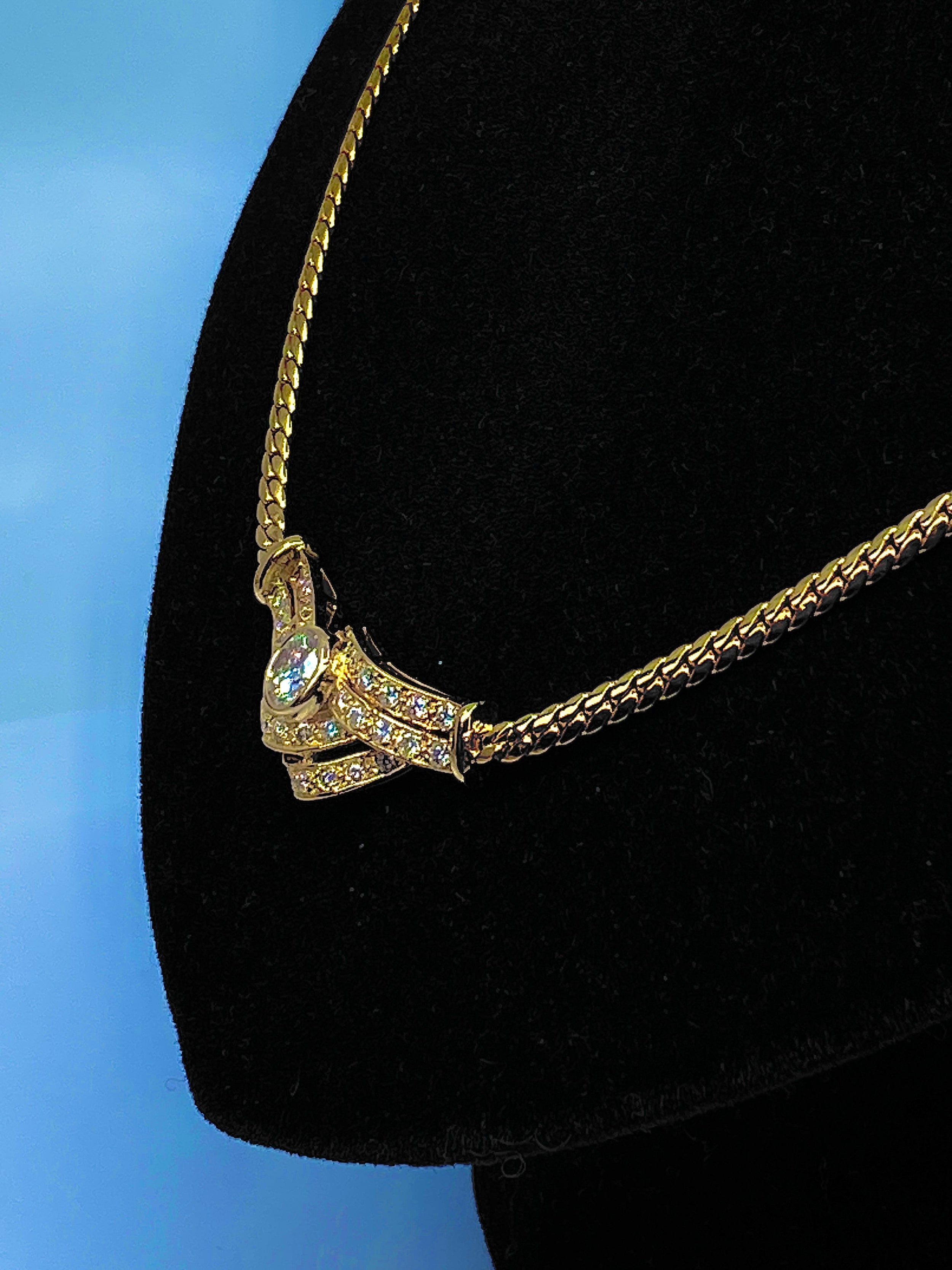 Collier en or jaune 18 carats et motif en diamants