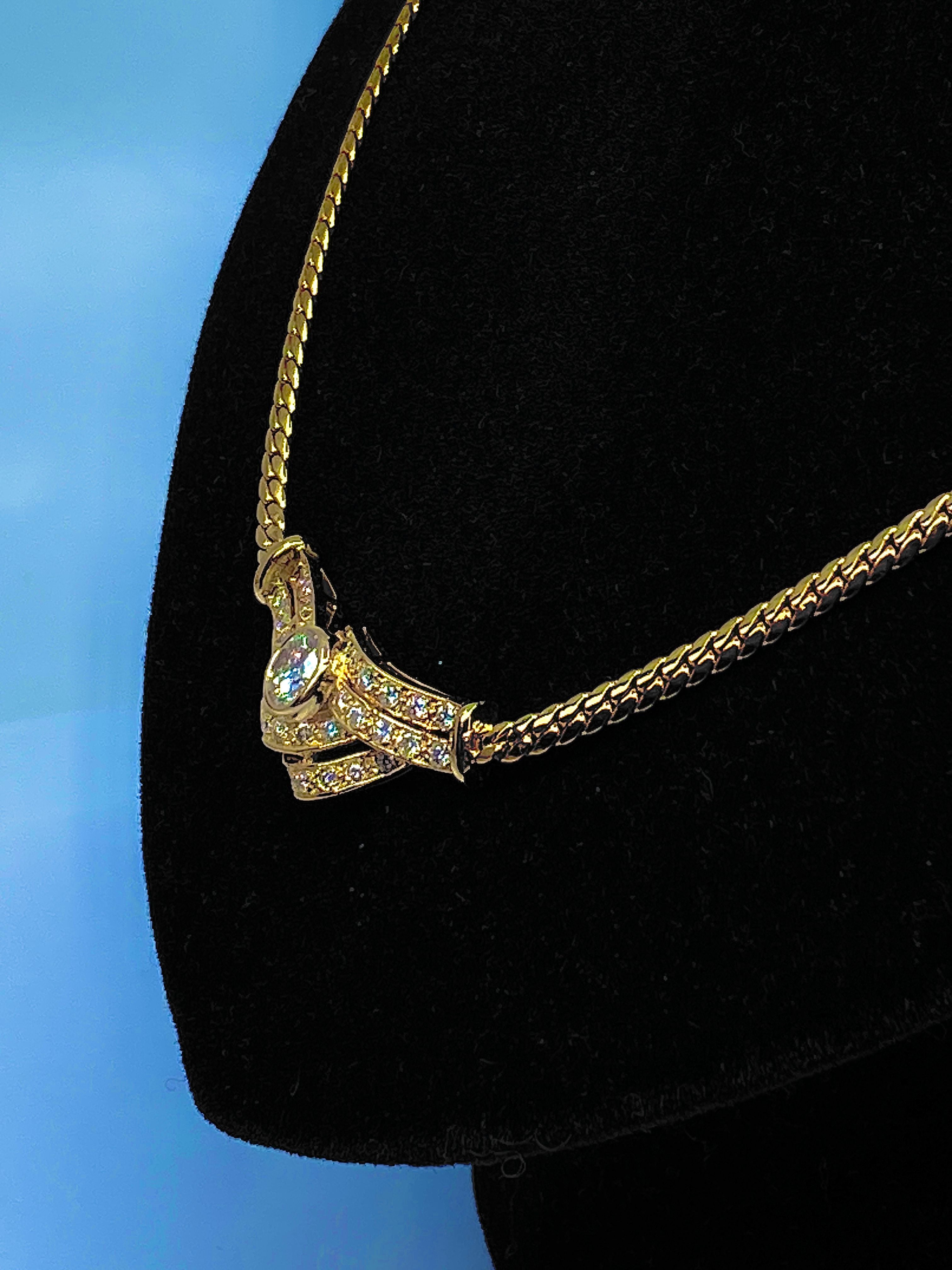 Collier en or jaune 18 carats et motif en diamants