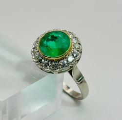 ANILLO EN PLATINO CON ESMERALDA Y HALO DE DIAMANTES