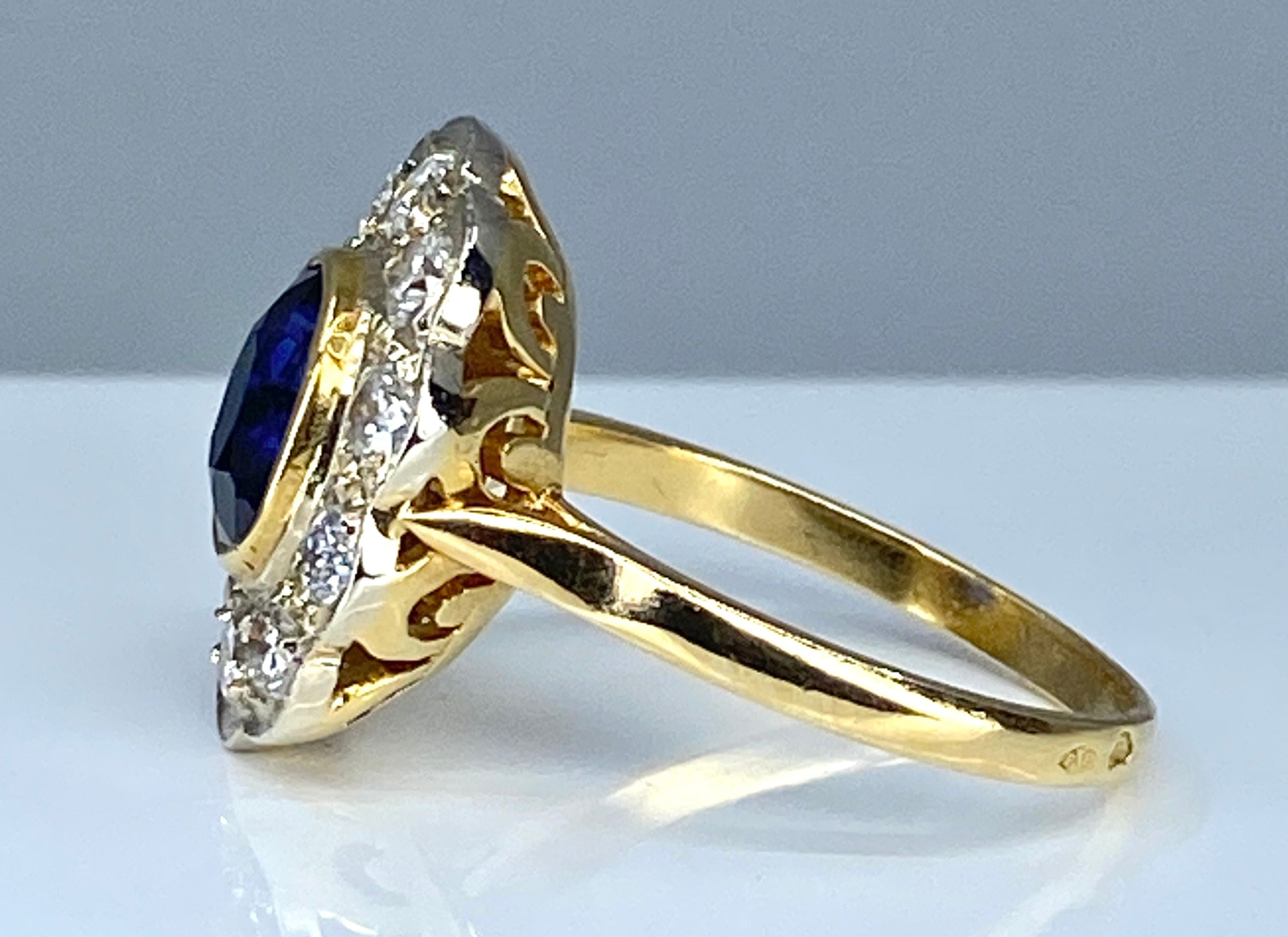 Bague marguerite en or 18 carats en saphir et diamants