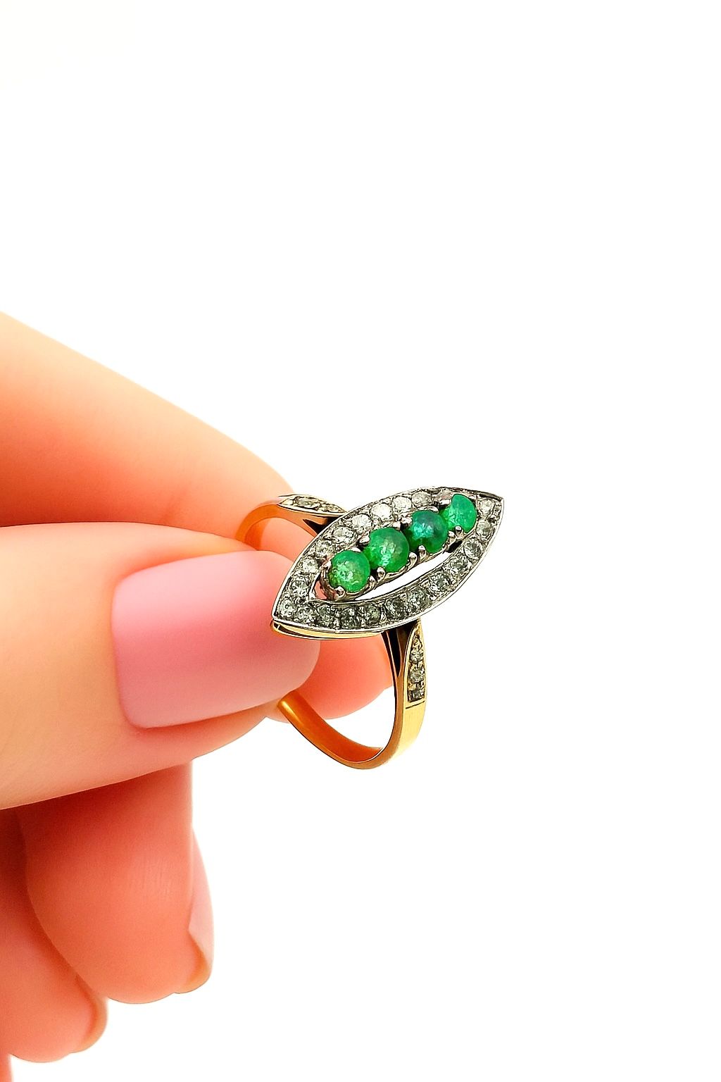 Bague en or jaune et diamants et émeraudes