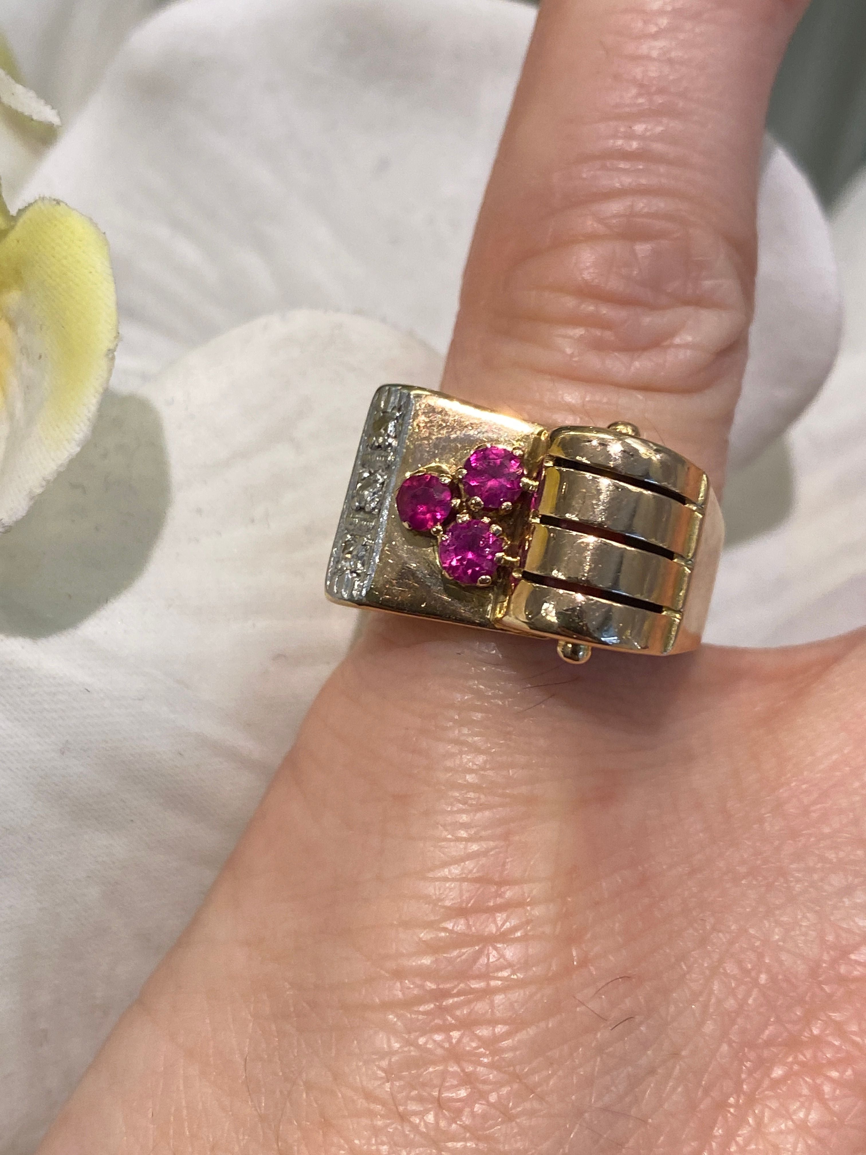 BAGUE CHEVALIER 40'S EN OR JAUNE AVEC DIAMANTS TAILLE BRILLANT ET PIERRES DE COULEUR