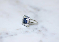 Bague Art Deco octogonale en or blanc et platine avec saphir synthétique et diamants