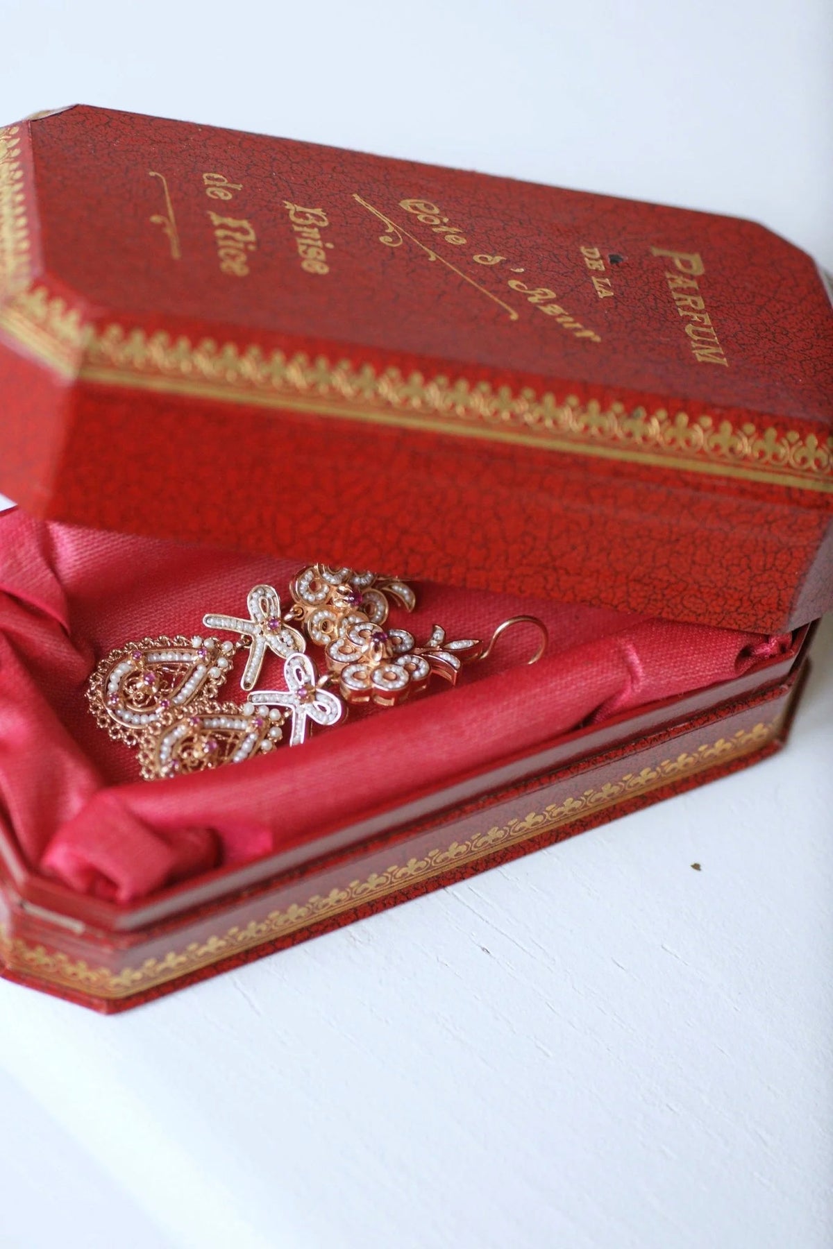 Boucles d'oreilles gouttes, perles et rubis sur or rose