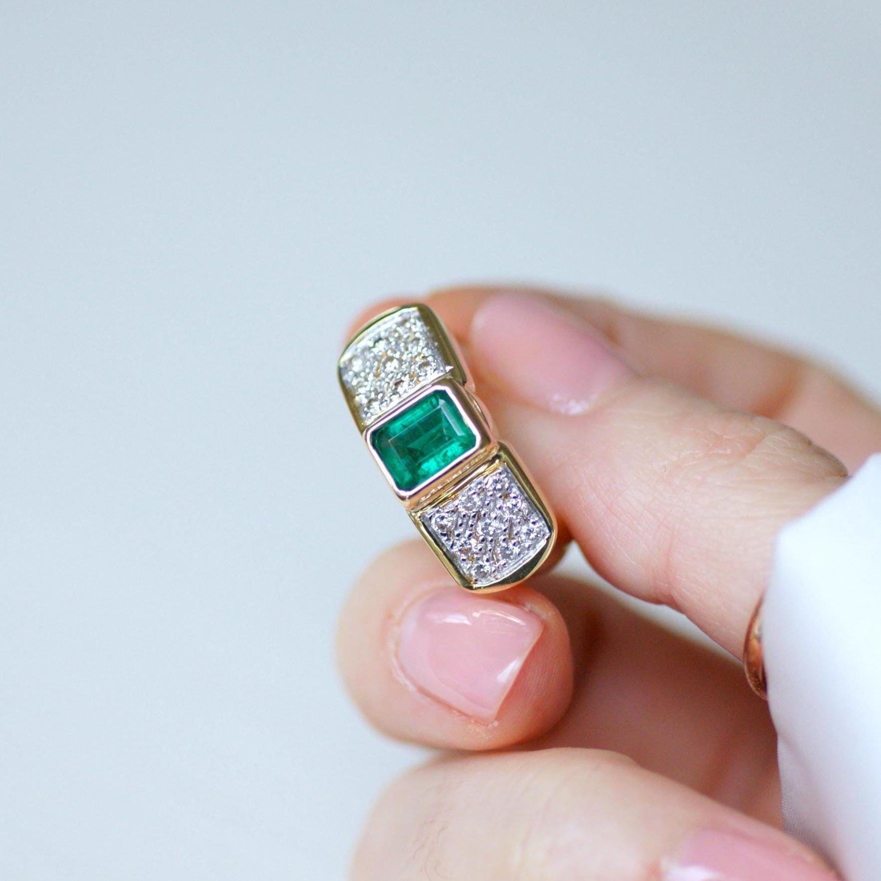 Bague vintage en or jaune et émeraude