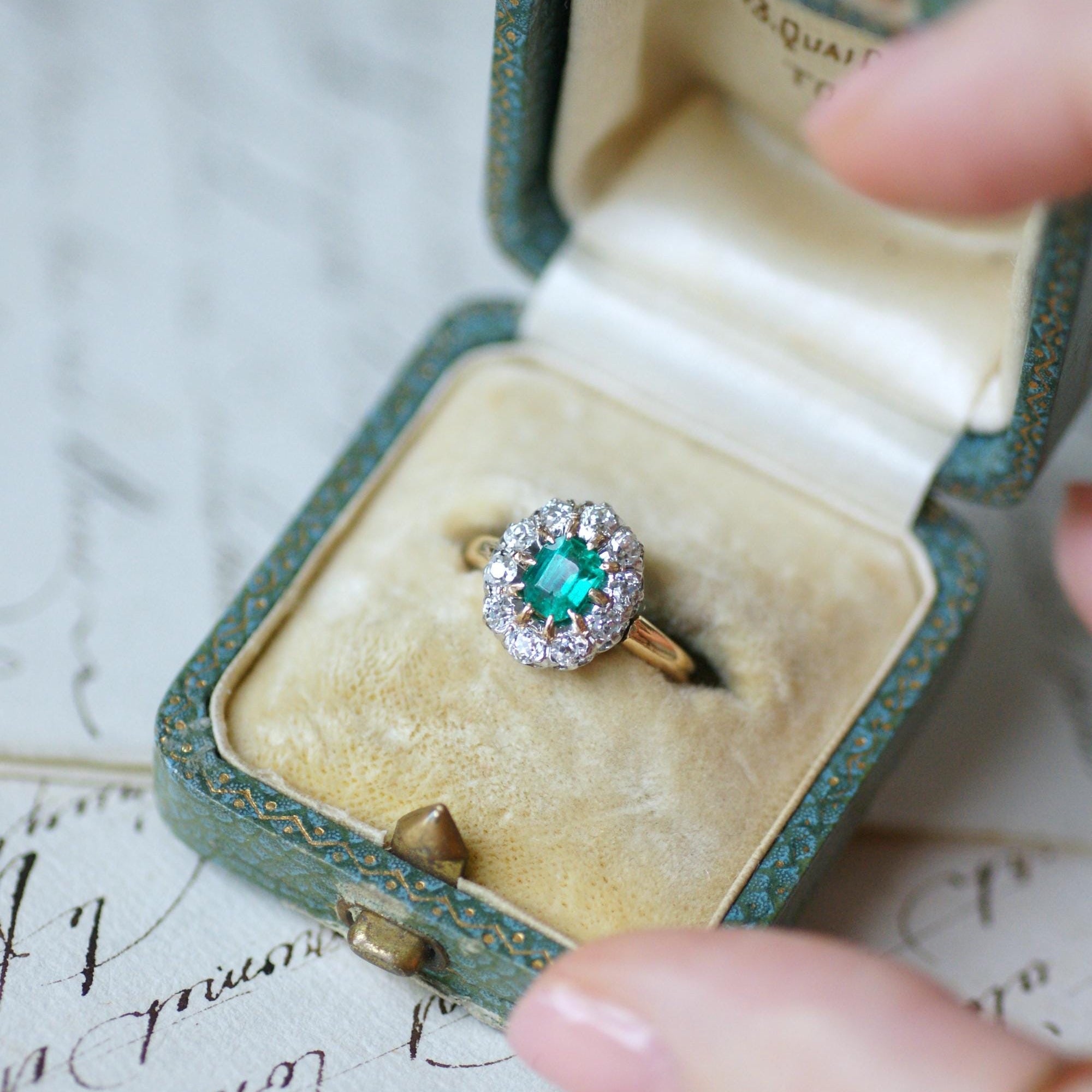 Ring Marguerite Old Colombian Emerald and diamonds