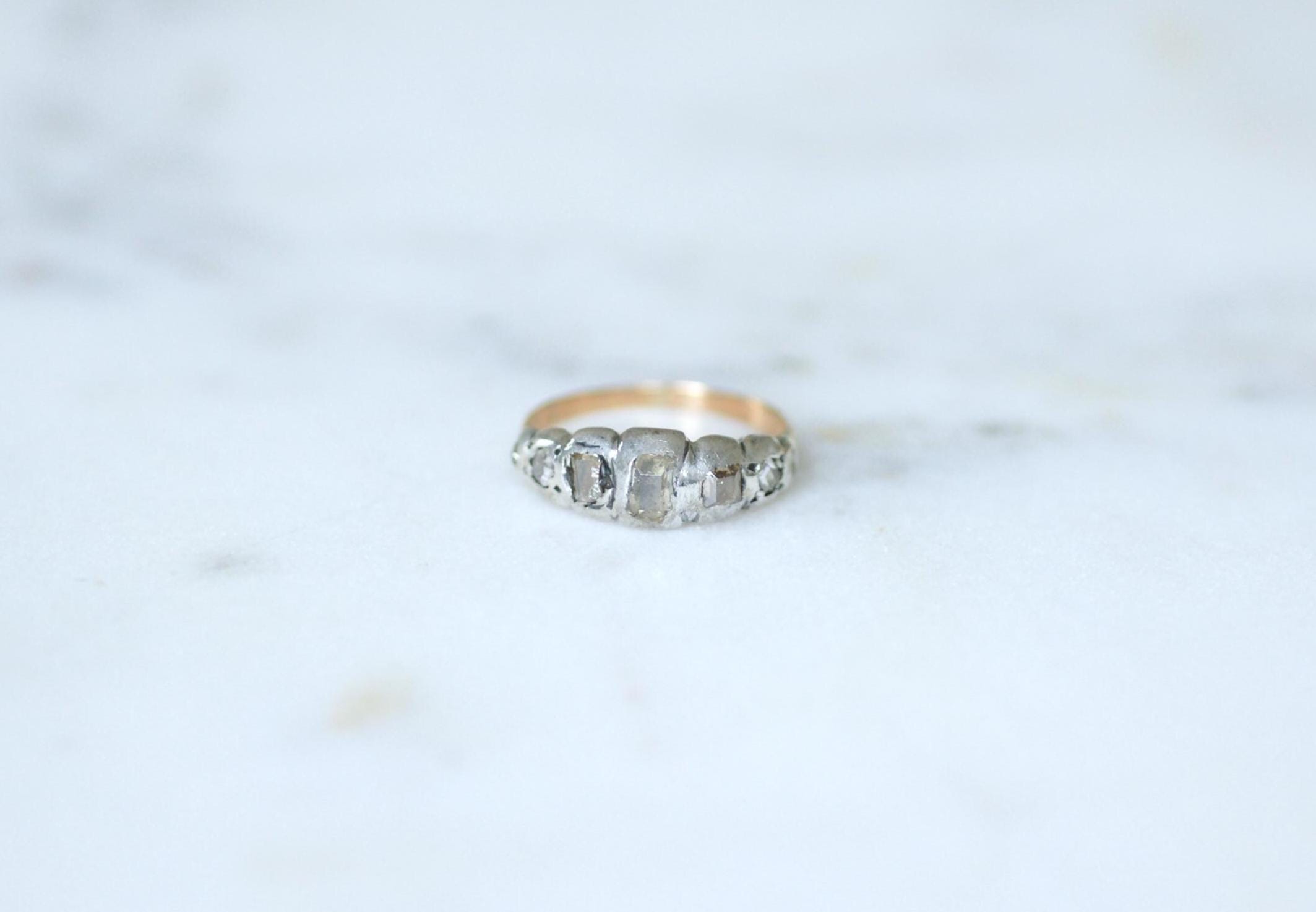 Bague jarretière en or rose et argent et diamants