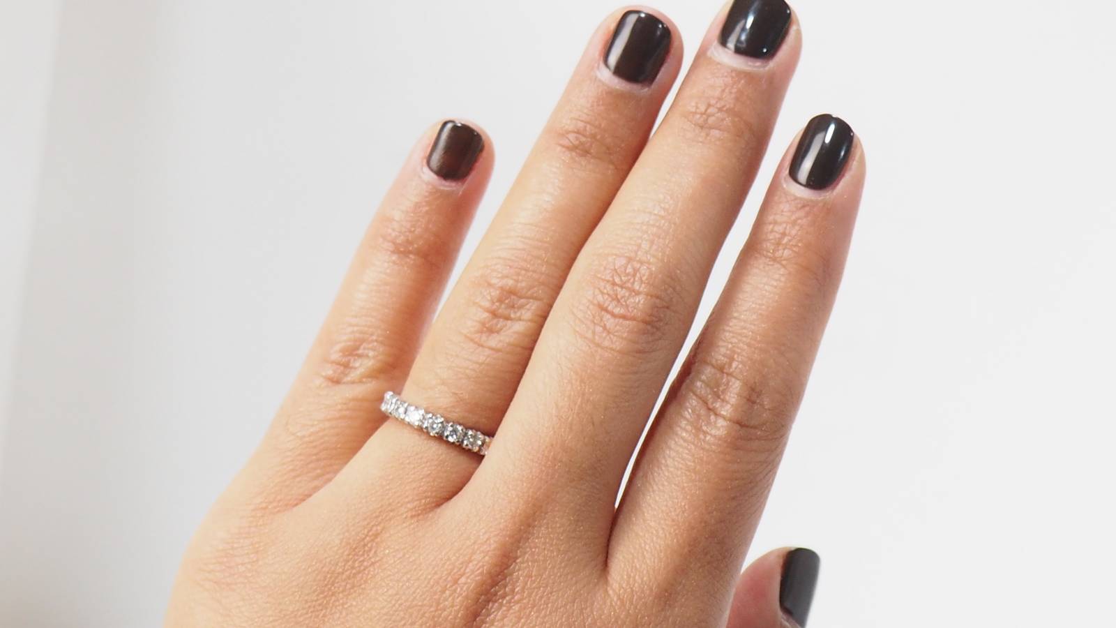 Alliance en or blanc et diamants