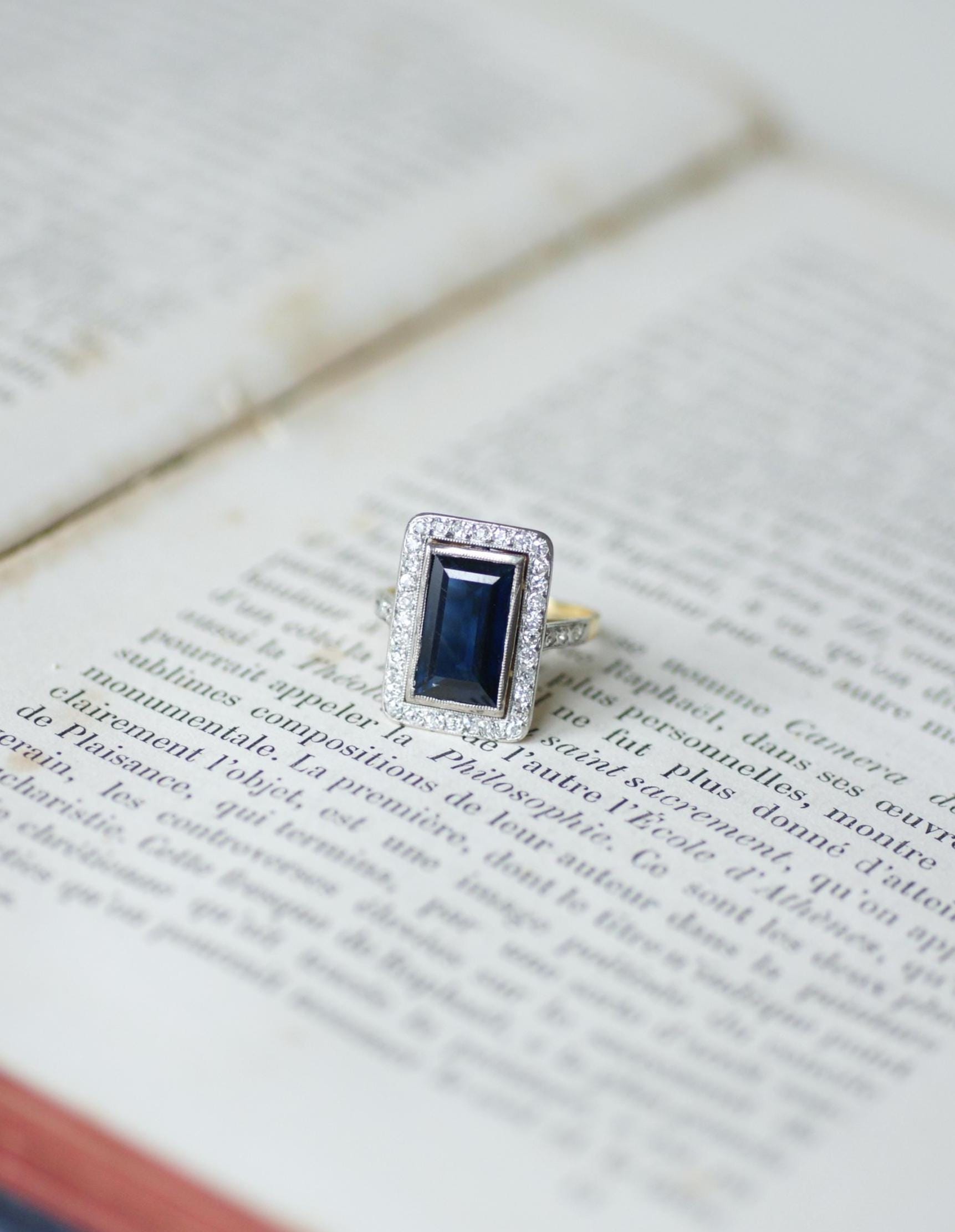 Ring Art Deco rectangular in yellow gold and paltinium with sapphire and diamonds