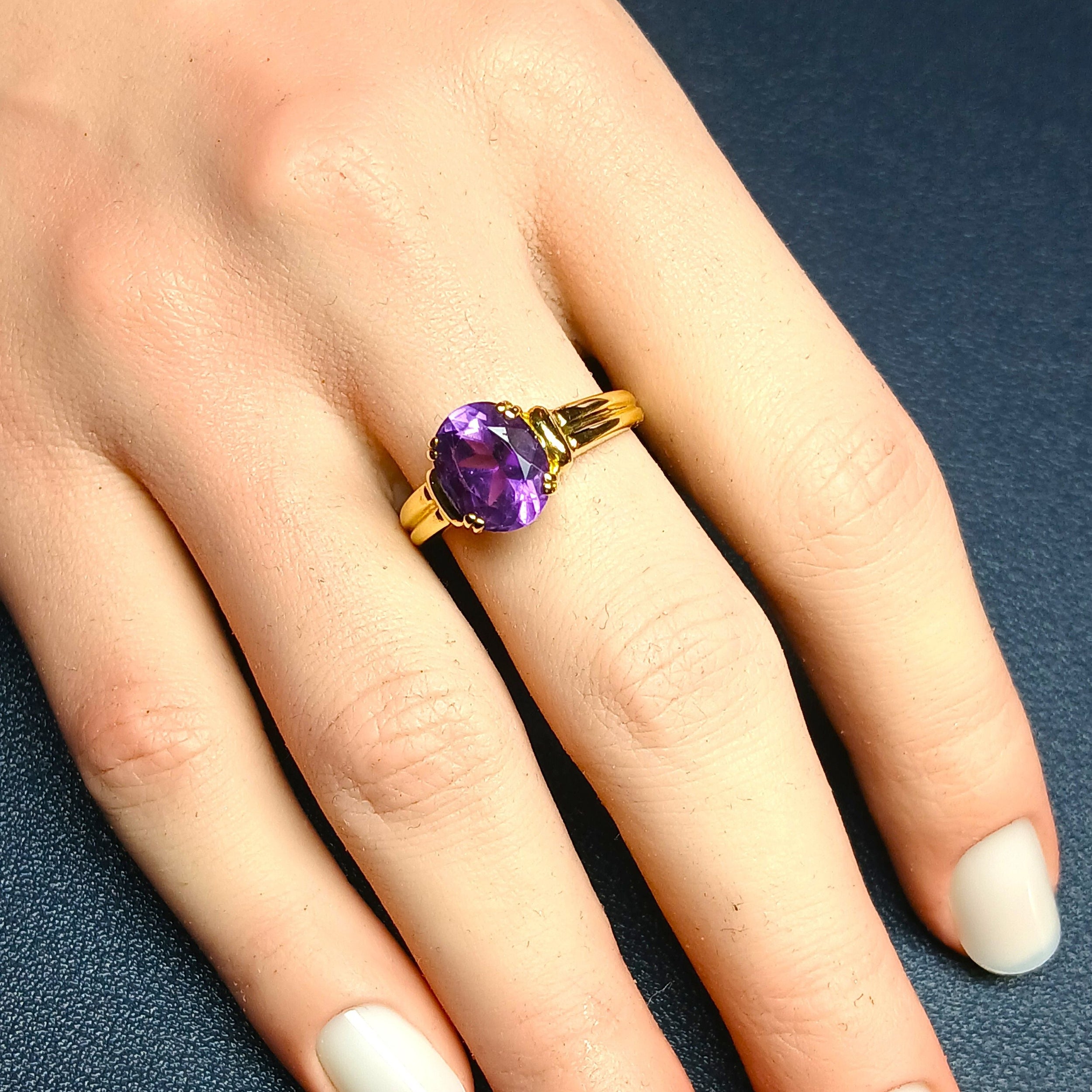 Bague en or jaune et améthyste