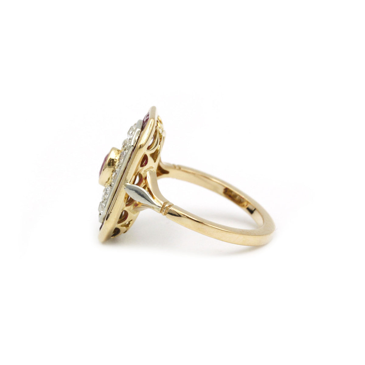 Bague en or jaune, rubis et diamants