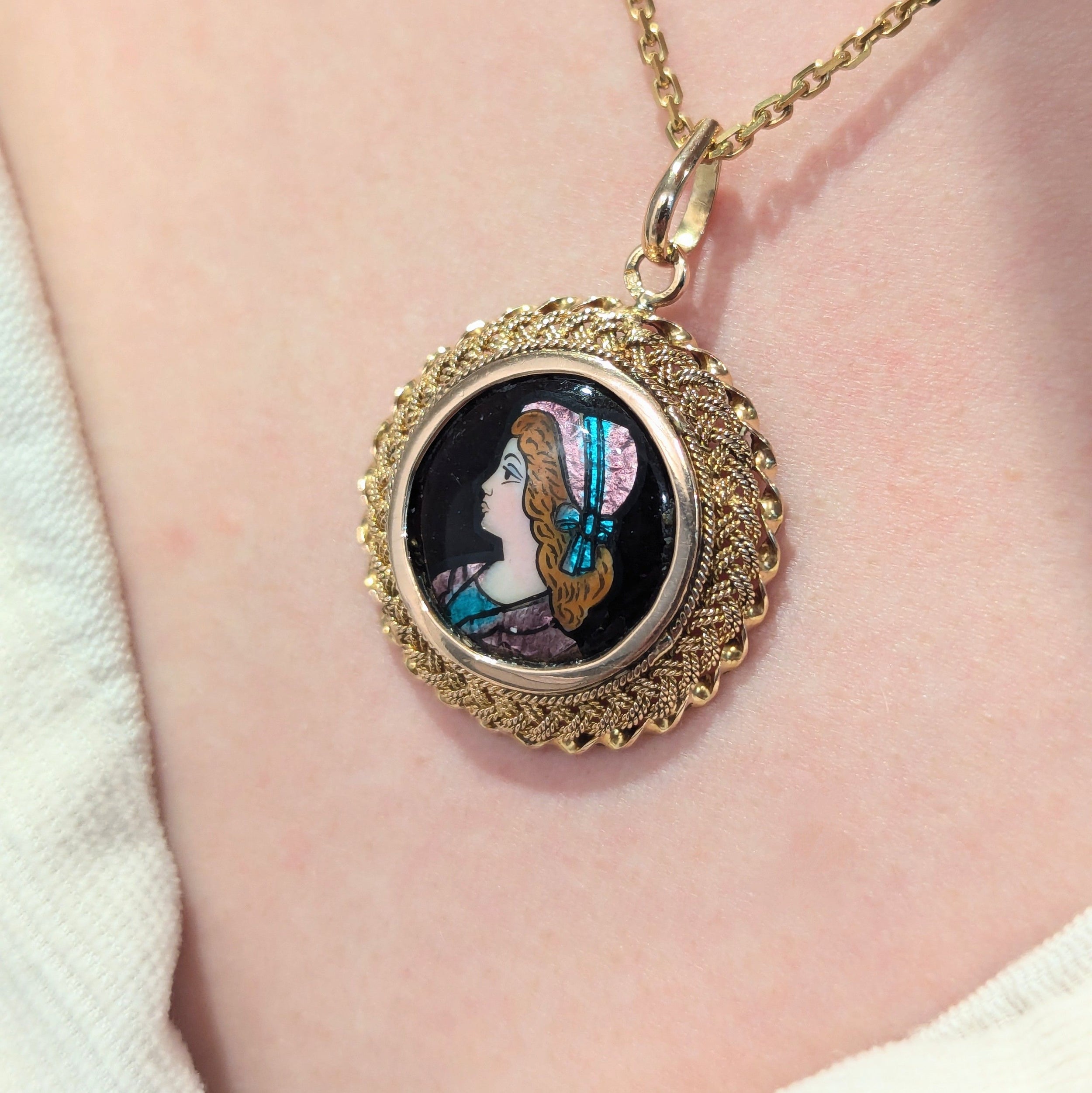 Pendentif en or jaune et émail