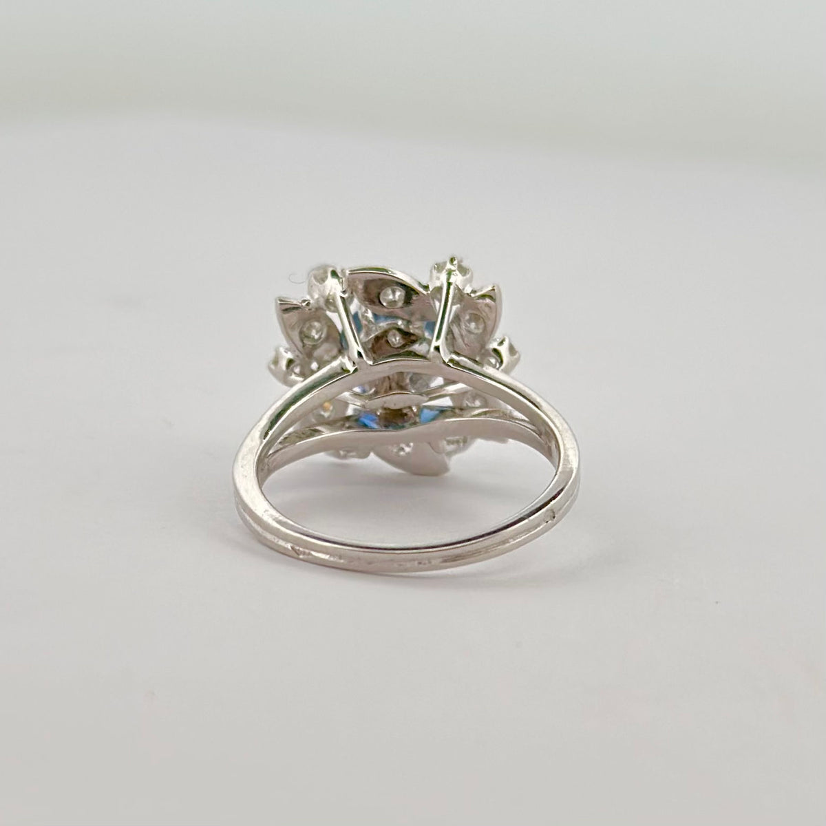 Bague Marguerite en or blanc, saphir et diamant