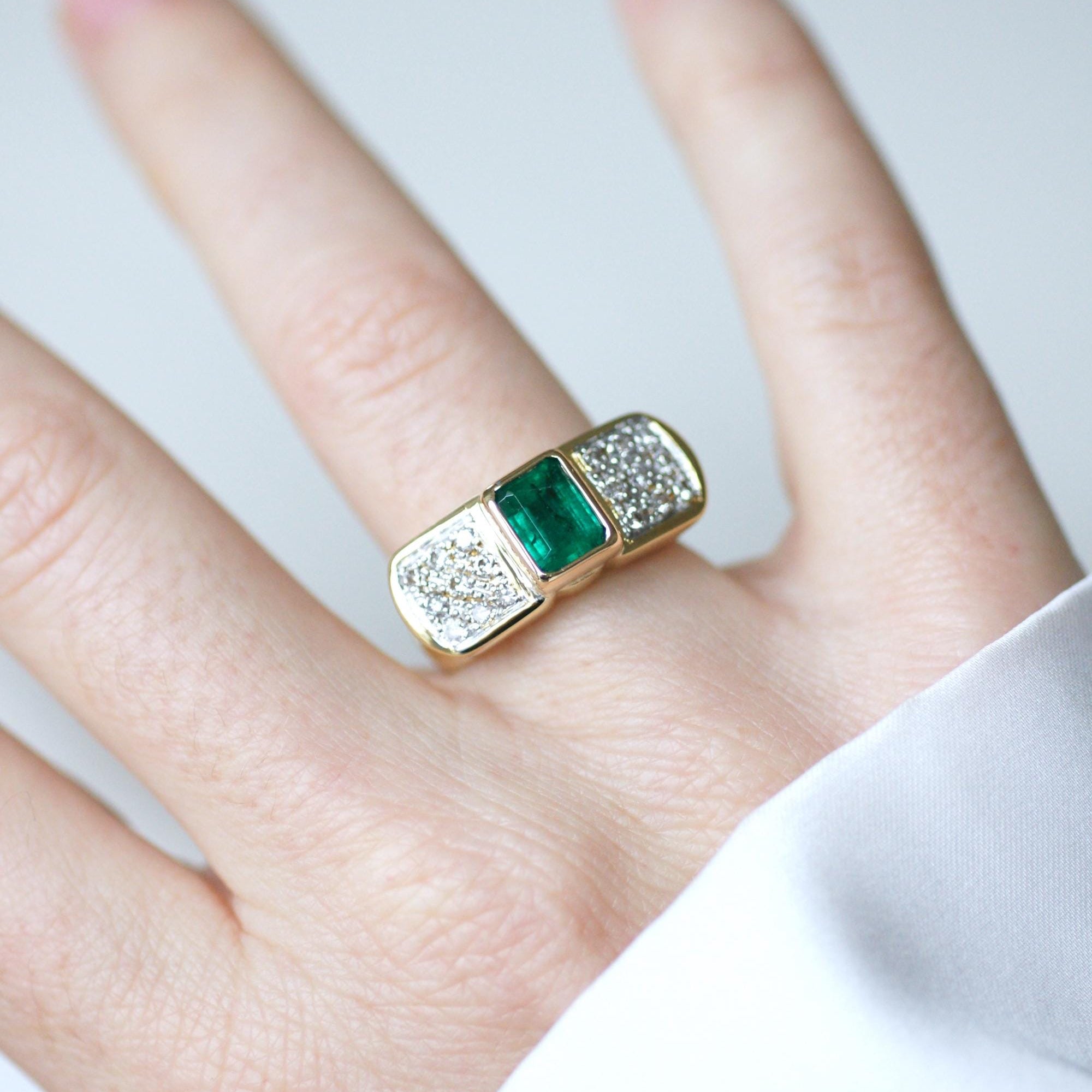 Bague vintage en or jaune et émeraude