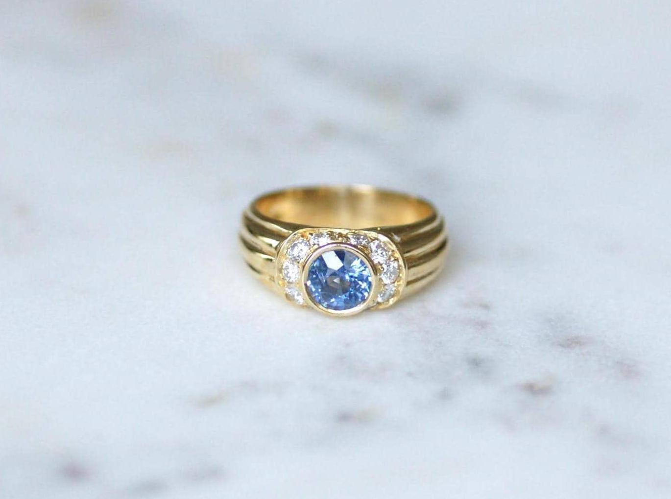 Bague jonc en or jaune et saphir de Ceylan