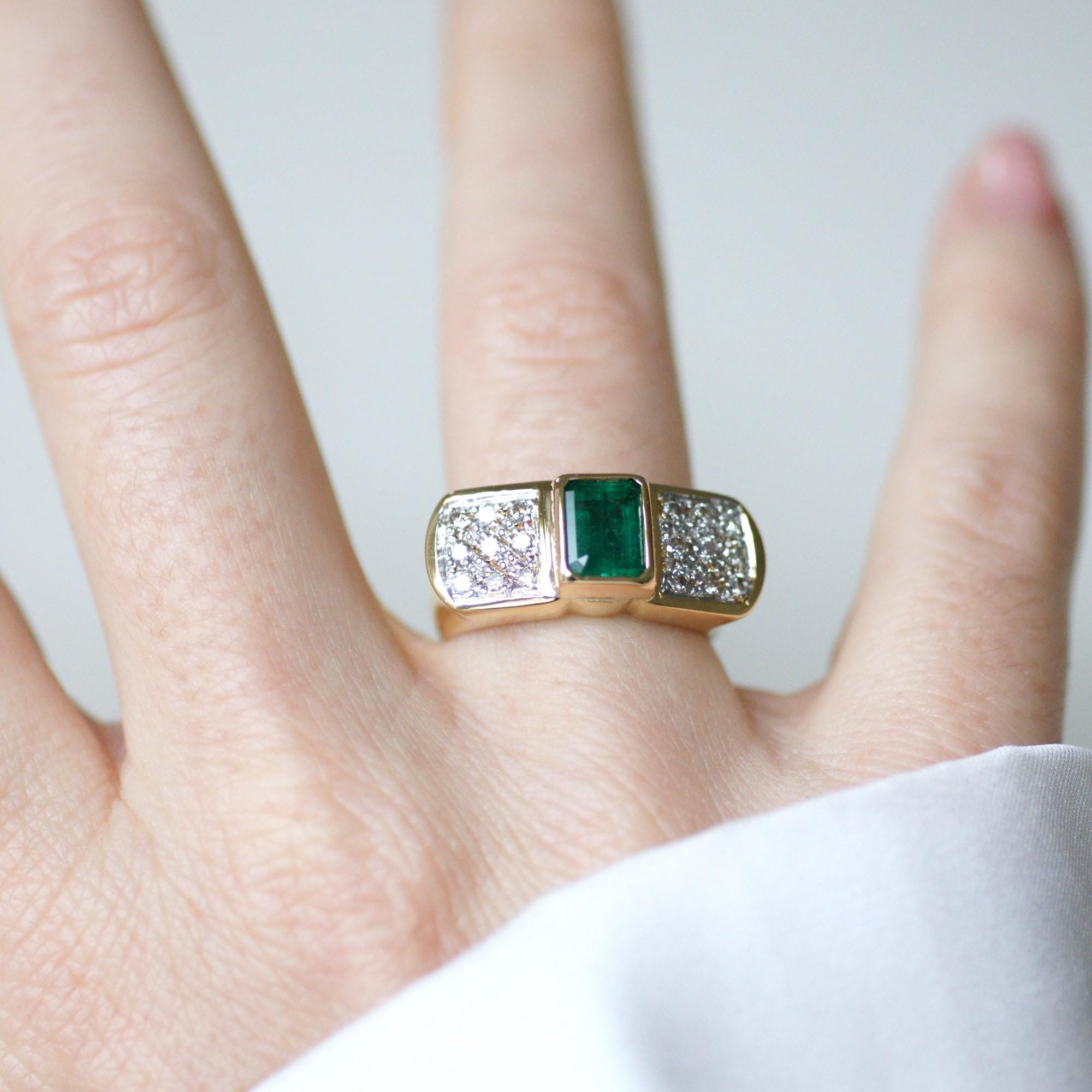 Ring Vintage Emerald and diamonds on Yellow Gold
