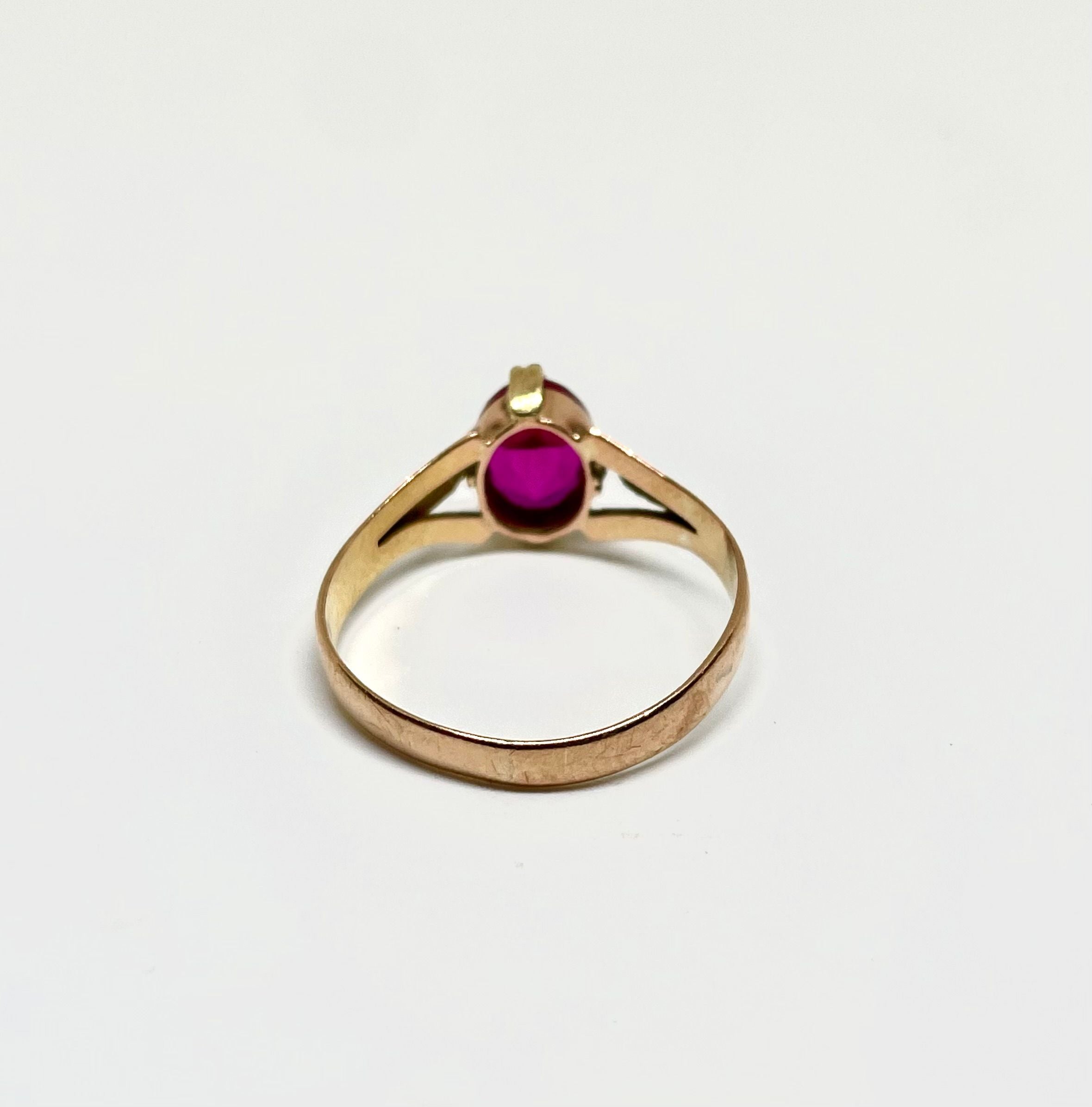 Bague vintage or jaune et rubis