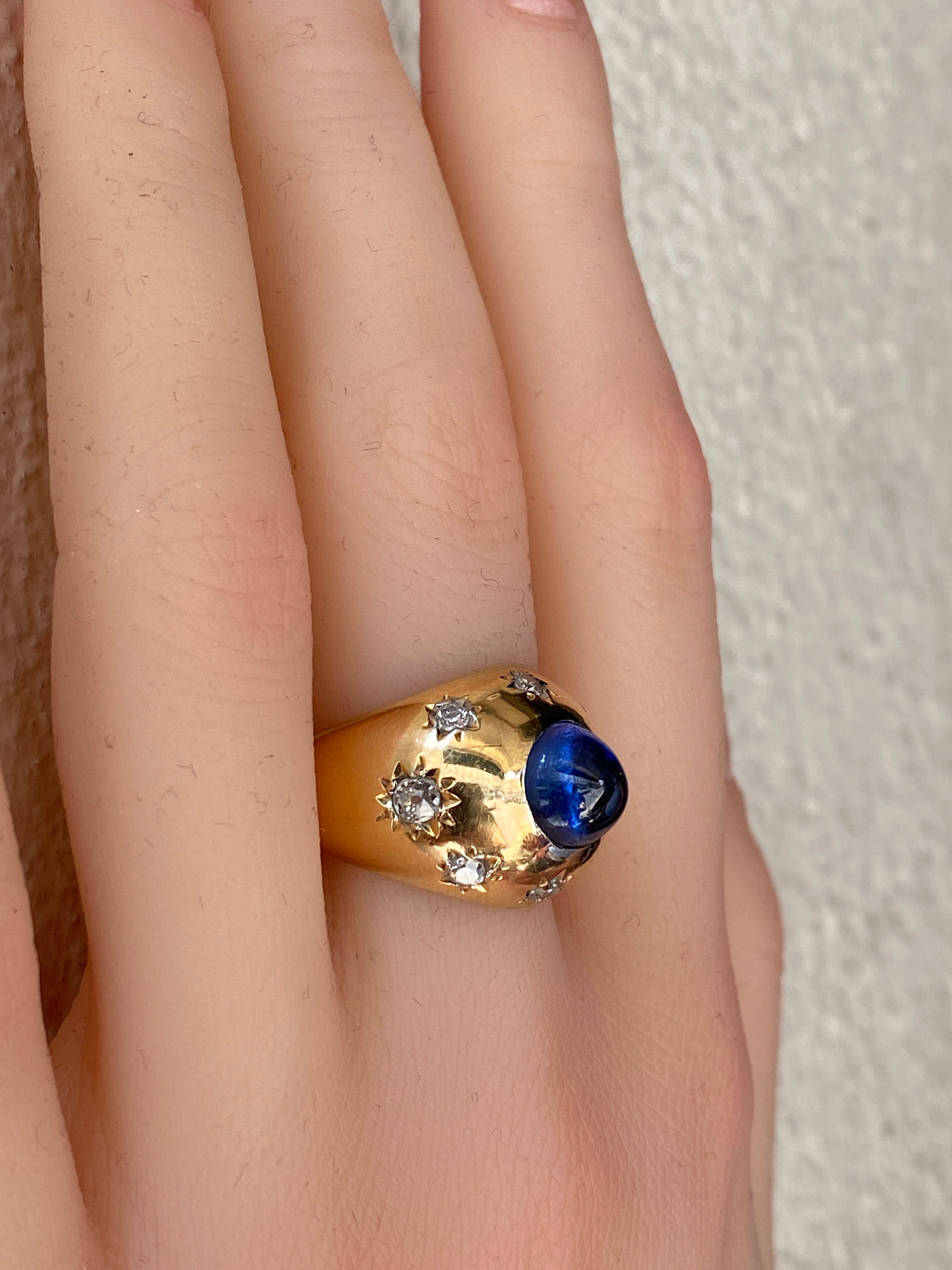Bague en or 18 carats, saphir cabochon 5.10 ct ceylan non chauffé vers 1940