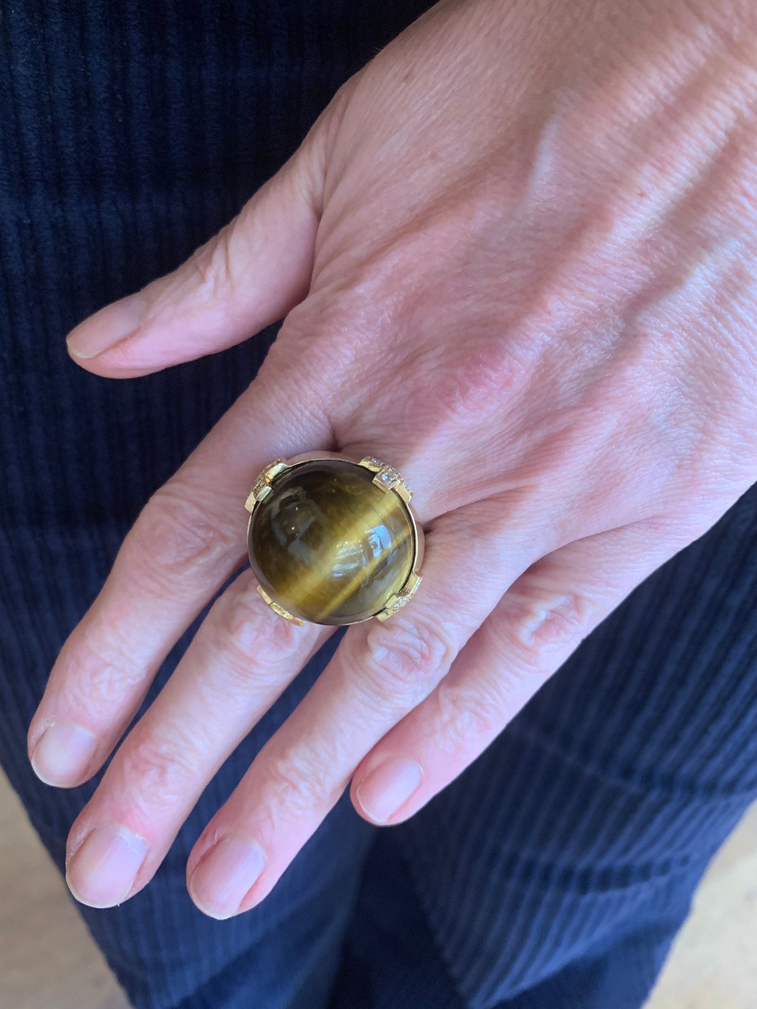 Bague C. Escher Cocktail cabochon en or jaune et œil de tigre