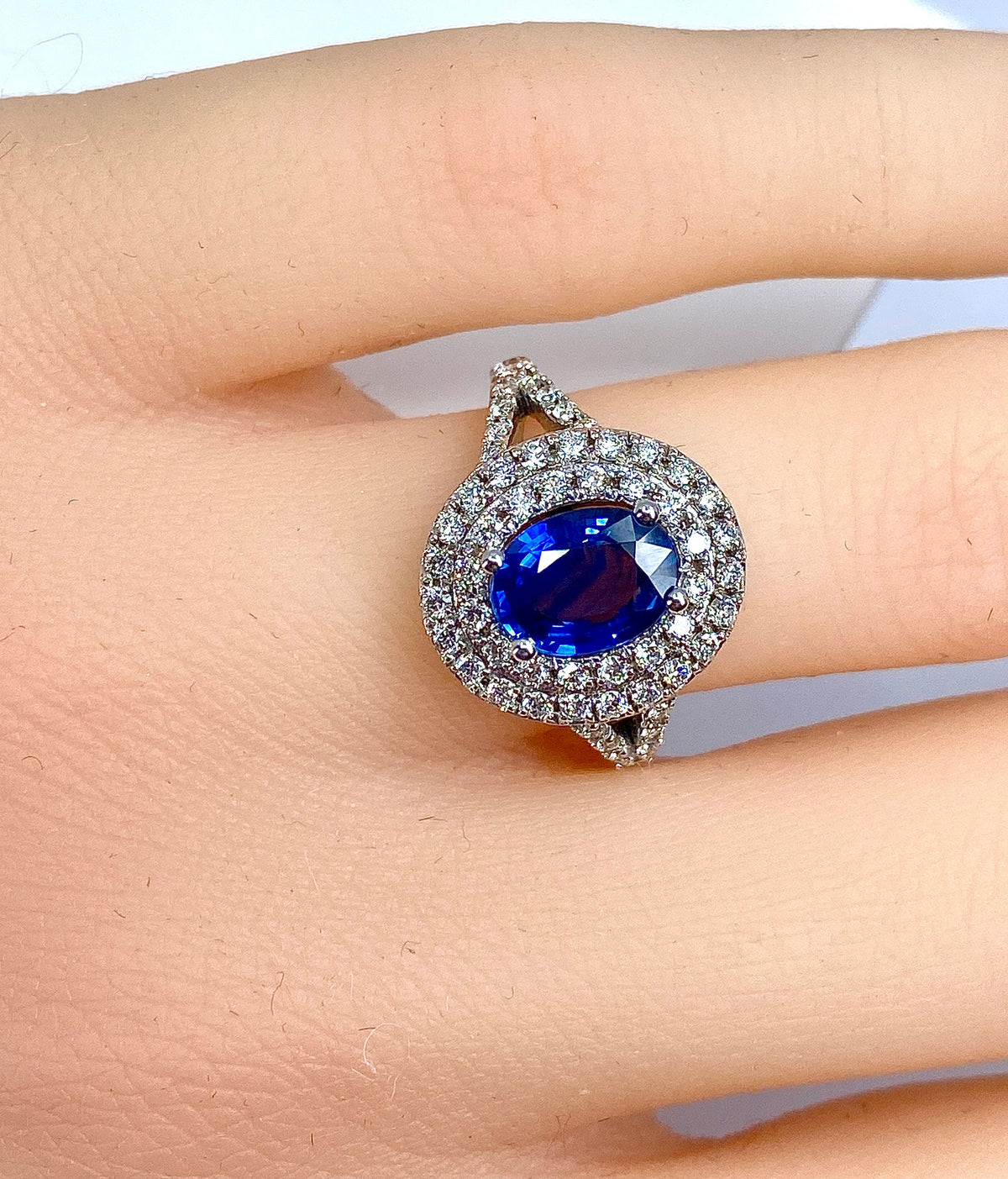 Bague en or blanc 18 carats en saphir et diamants