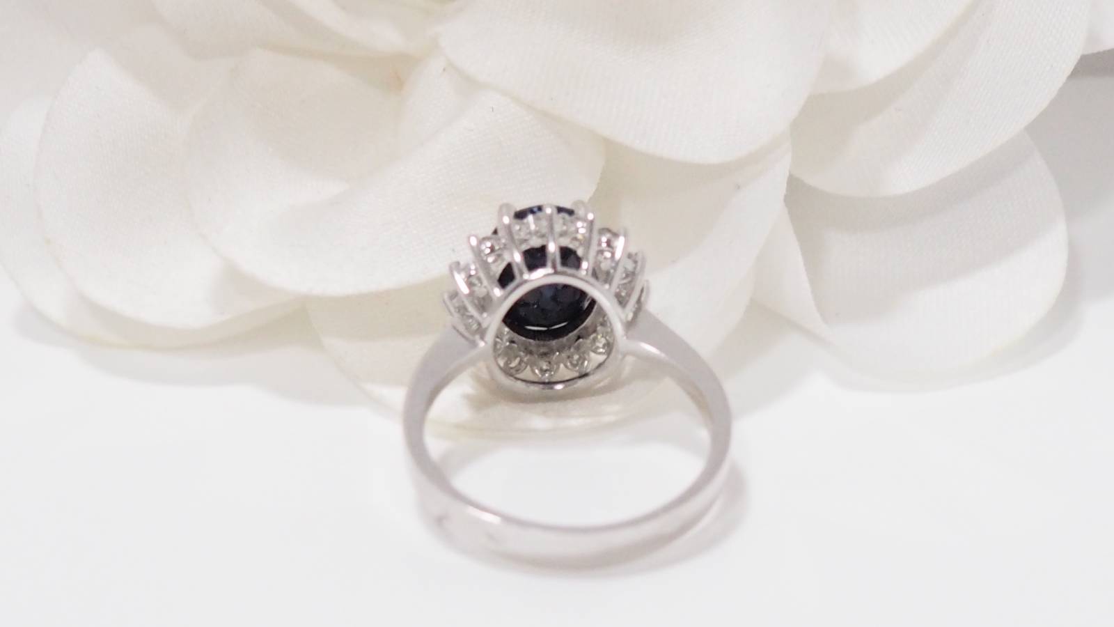 White gold, sapphire and diamond ring 