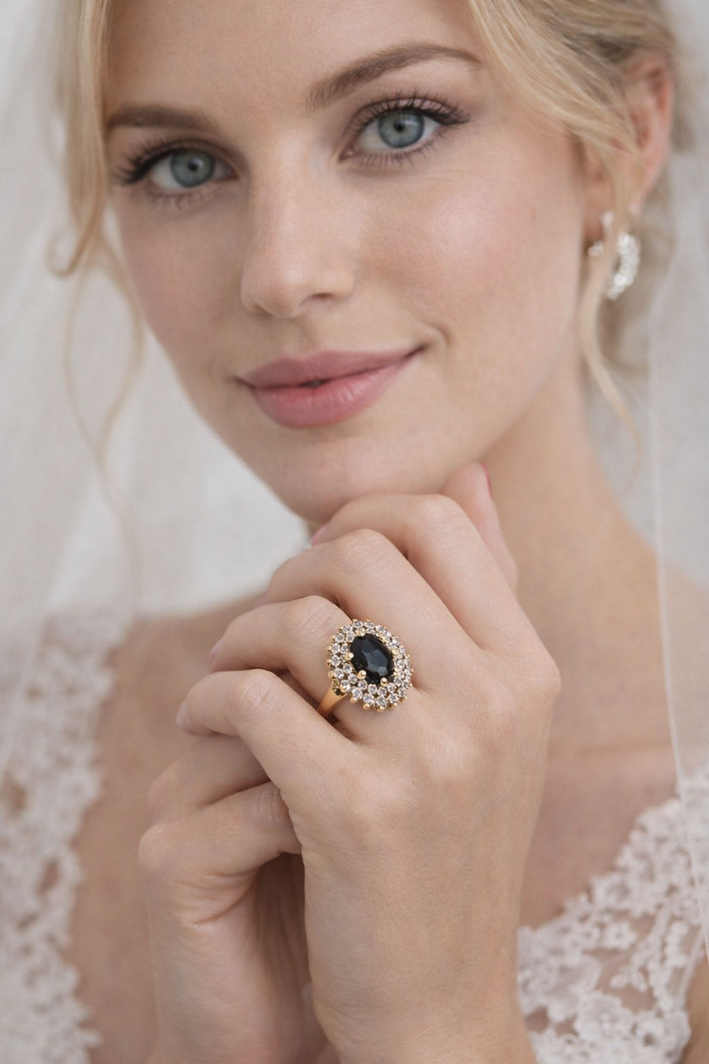 ANILLO DE ZAFIRO AZUL OSCURO CON HALO DE DIAMANTES EN ORO AMARILLO