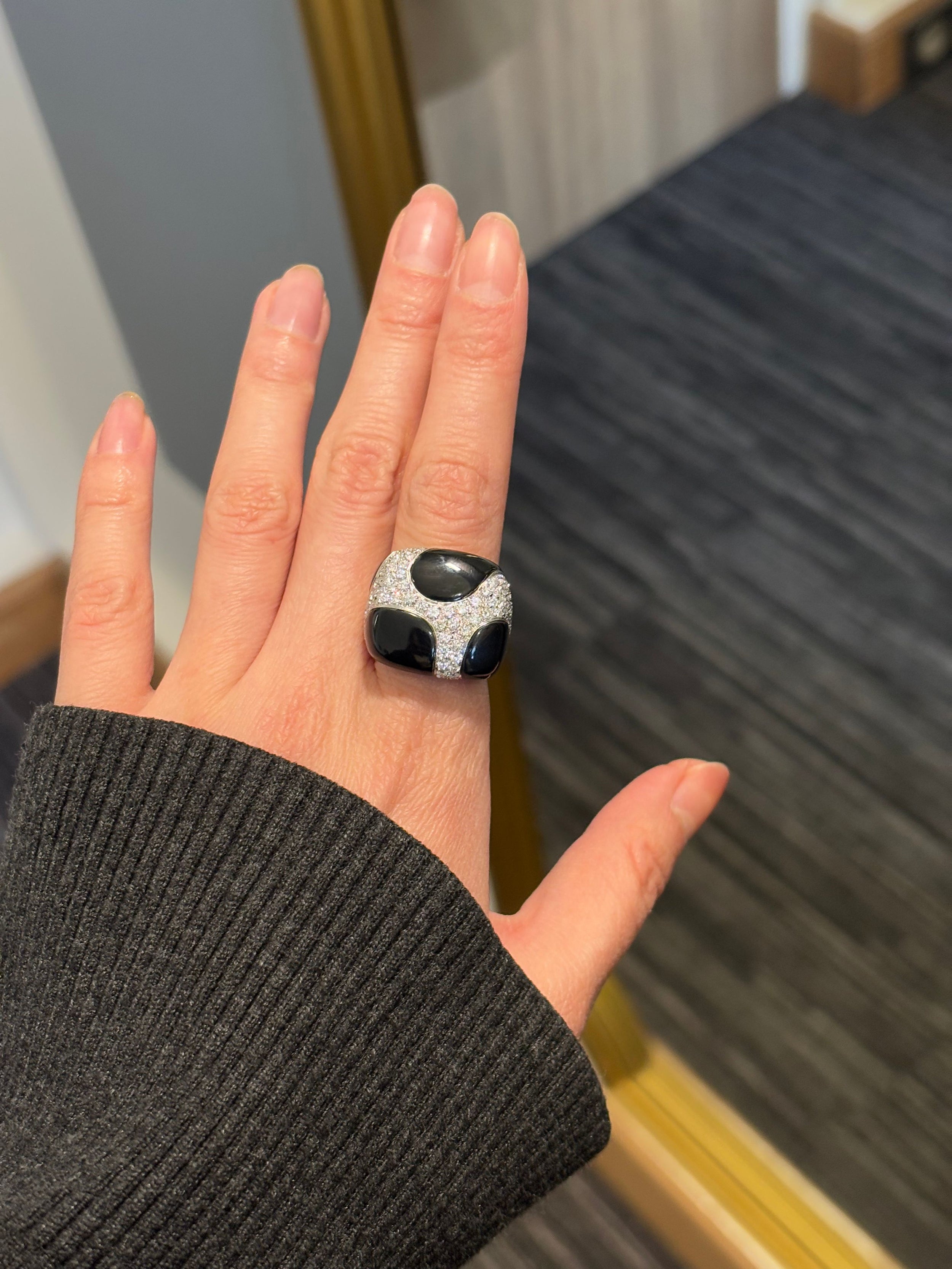 Ring cocktail in 18k gold, enamel and diamonds with zebra motif