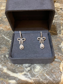 Boucles d'oreilles Dormeuses nœuds en or gris et diamants