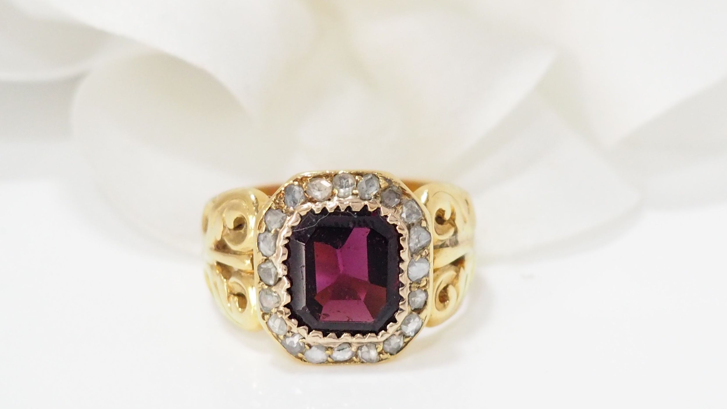 Ring In Yellow Gold, Garnet And Rose Cut Diamonds 