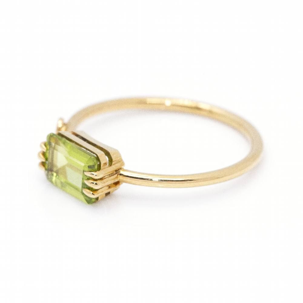 Ring in gold, peridot and diamond