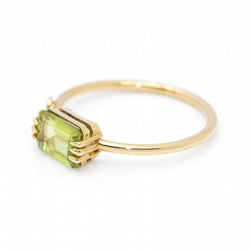 Ring in gold, peridot and diamond