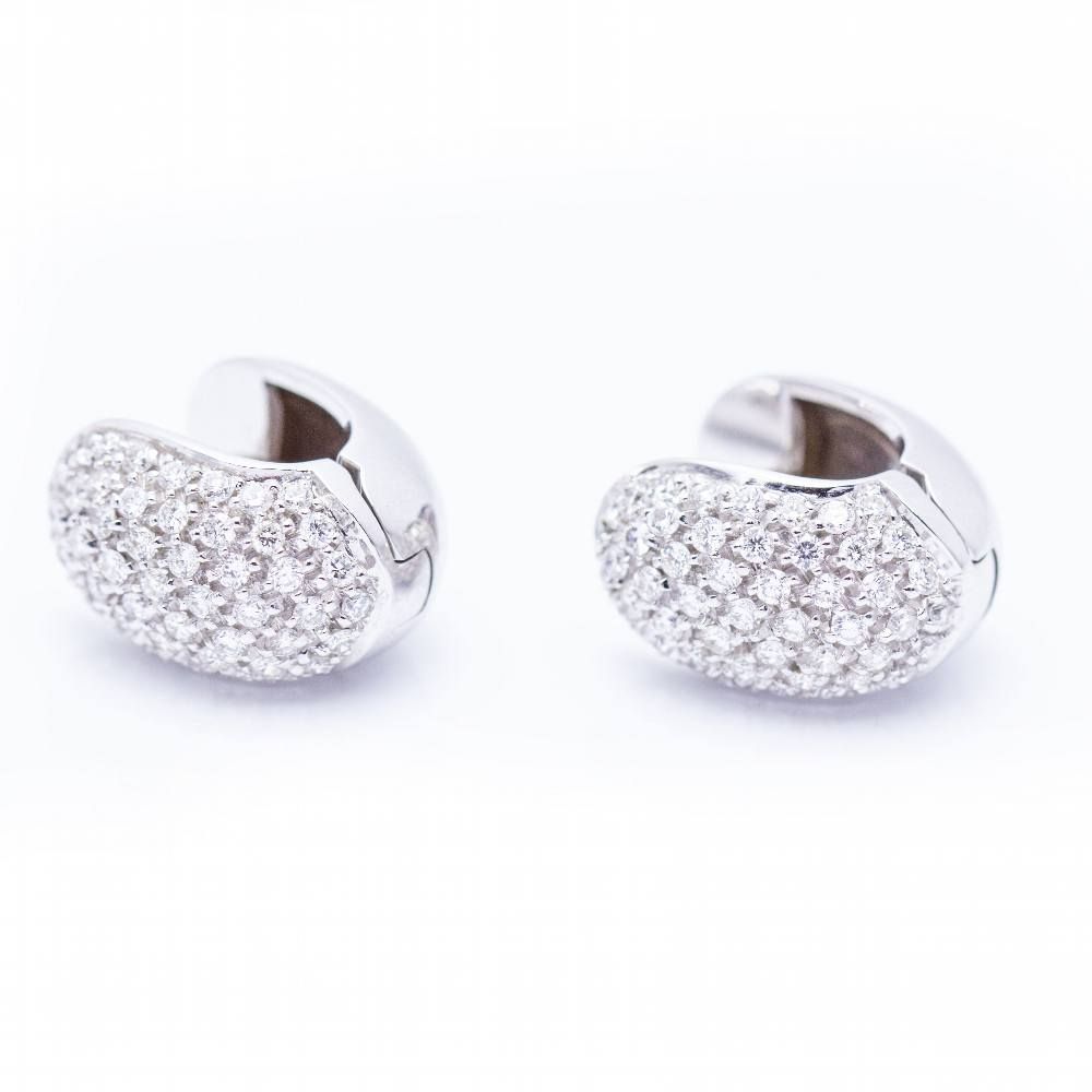 Boucles d'oreilles en or blanc et pavé de diamants d'occasion